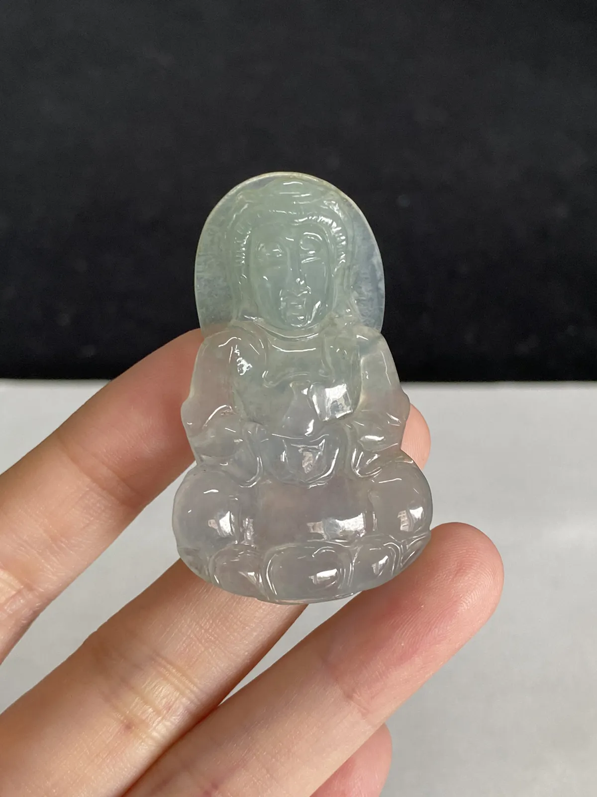 翡翠冰糯种淡绿色吊坠