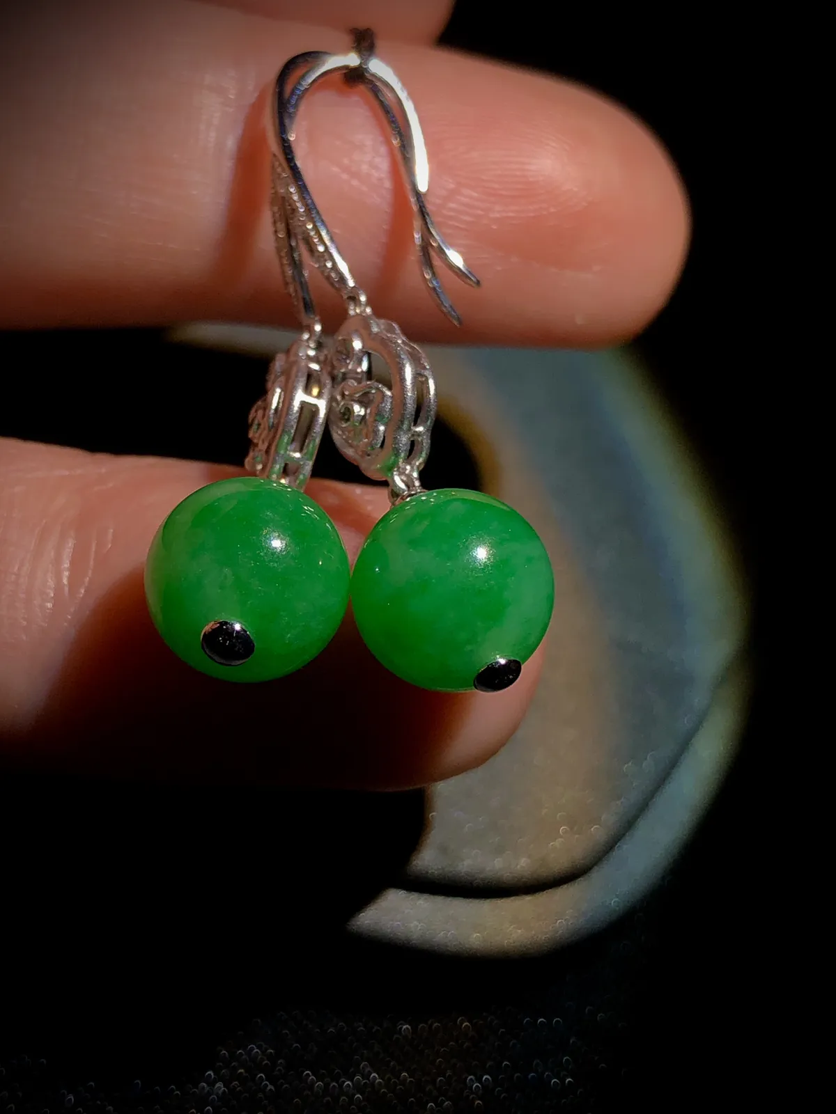 绿珠子耳坠，直径8.8mm，
18K金，南非钻，