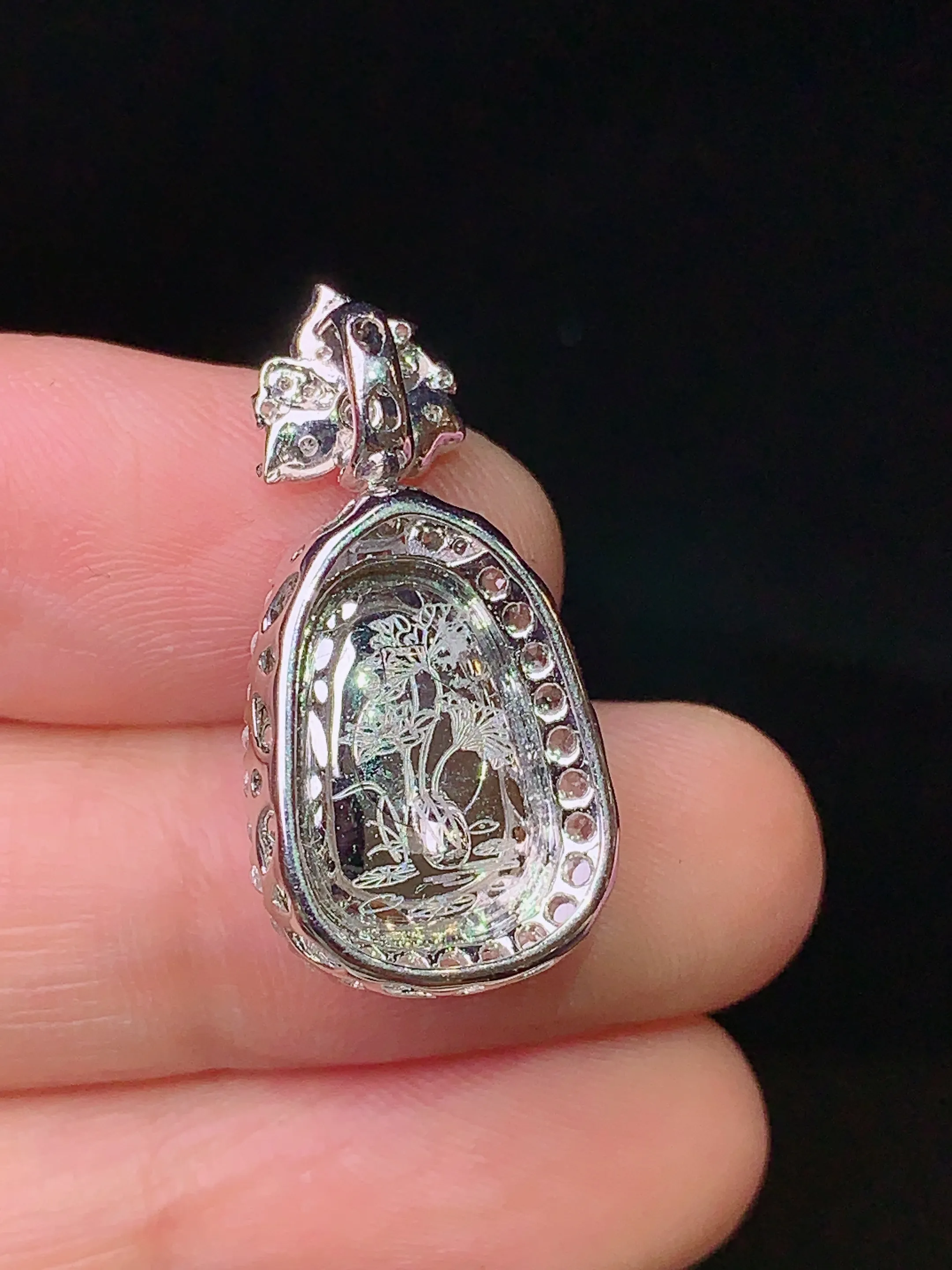 18k金钻镶嵌翠绿四季豆吊坠 玉质细腻 色泽清新艳丽 整体尺寸26*13*8.5