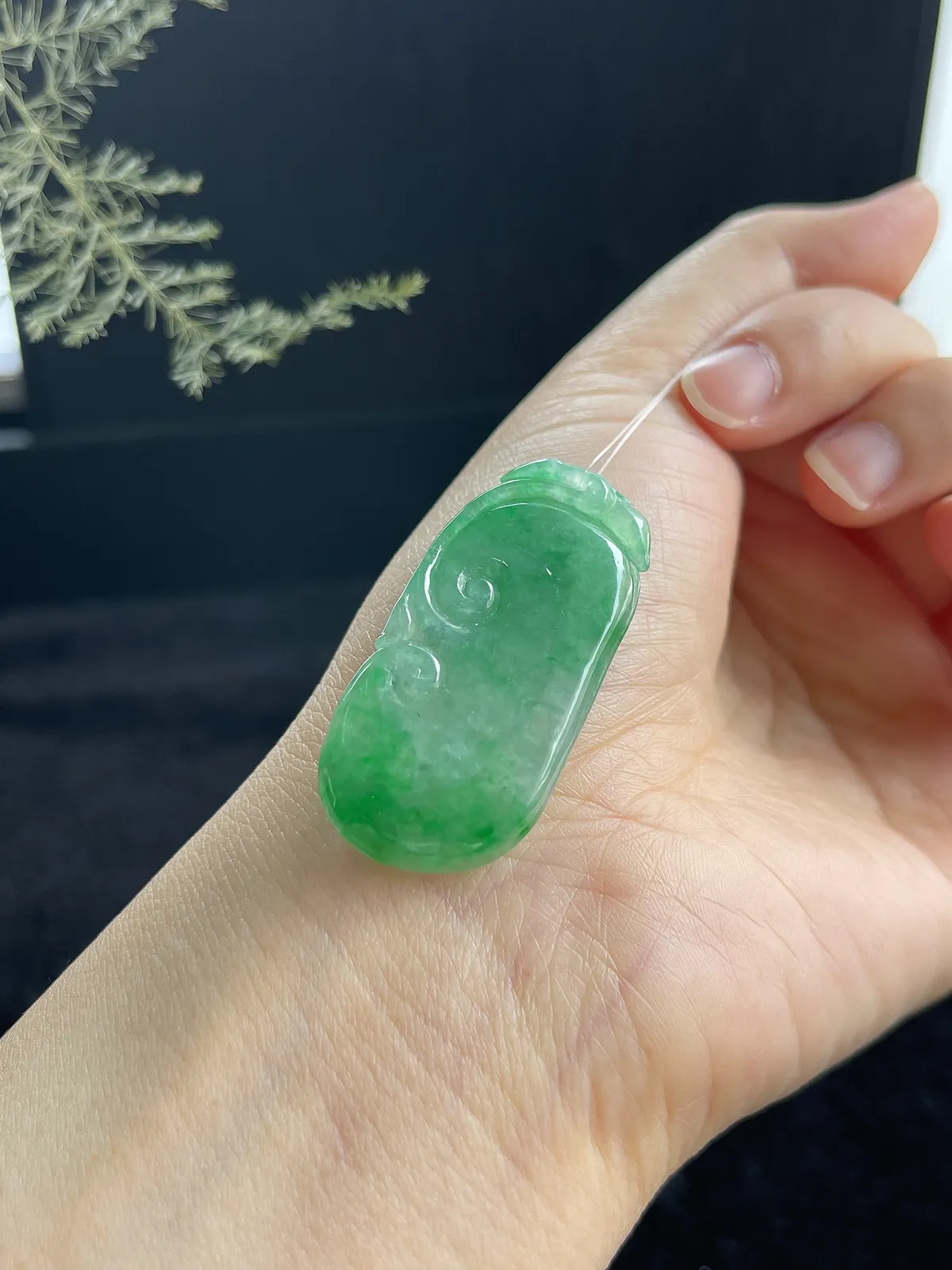 翡翠冰糯种飘绿如意