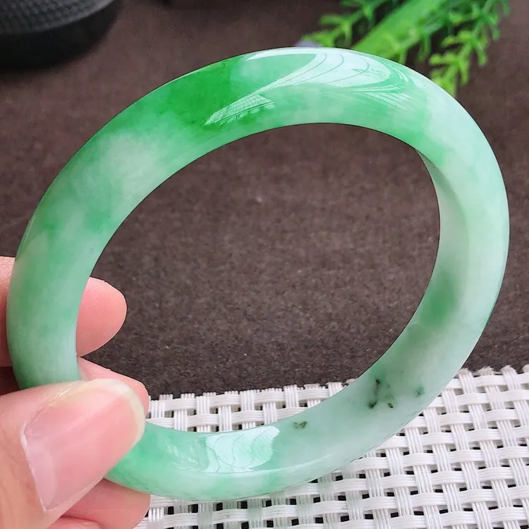 自然光，60.8大圈口，老坑精美冰润飘阳绿手镯，翡翠玉镯，玉质细腻，冰莹起胶，色泽鲜美，清秀灵气，优雅气质，尺寸60.8/11.6/8.7