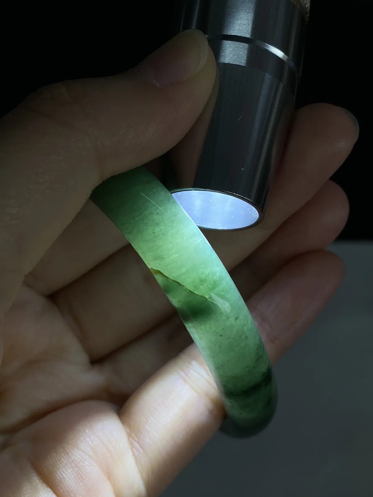 贵妃镯54.5圈口，翡翠冰糯种淡绿色手镯