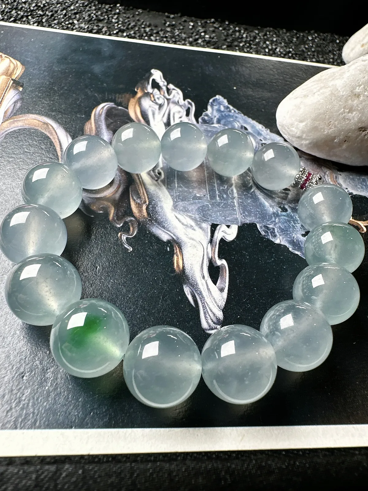 【冰飘绿手串】通透闪亮，光泽很好，冰冰透透，起光的料子，13毫米直径。