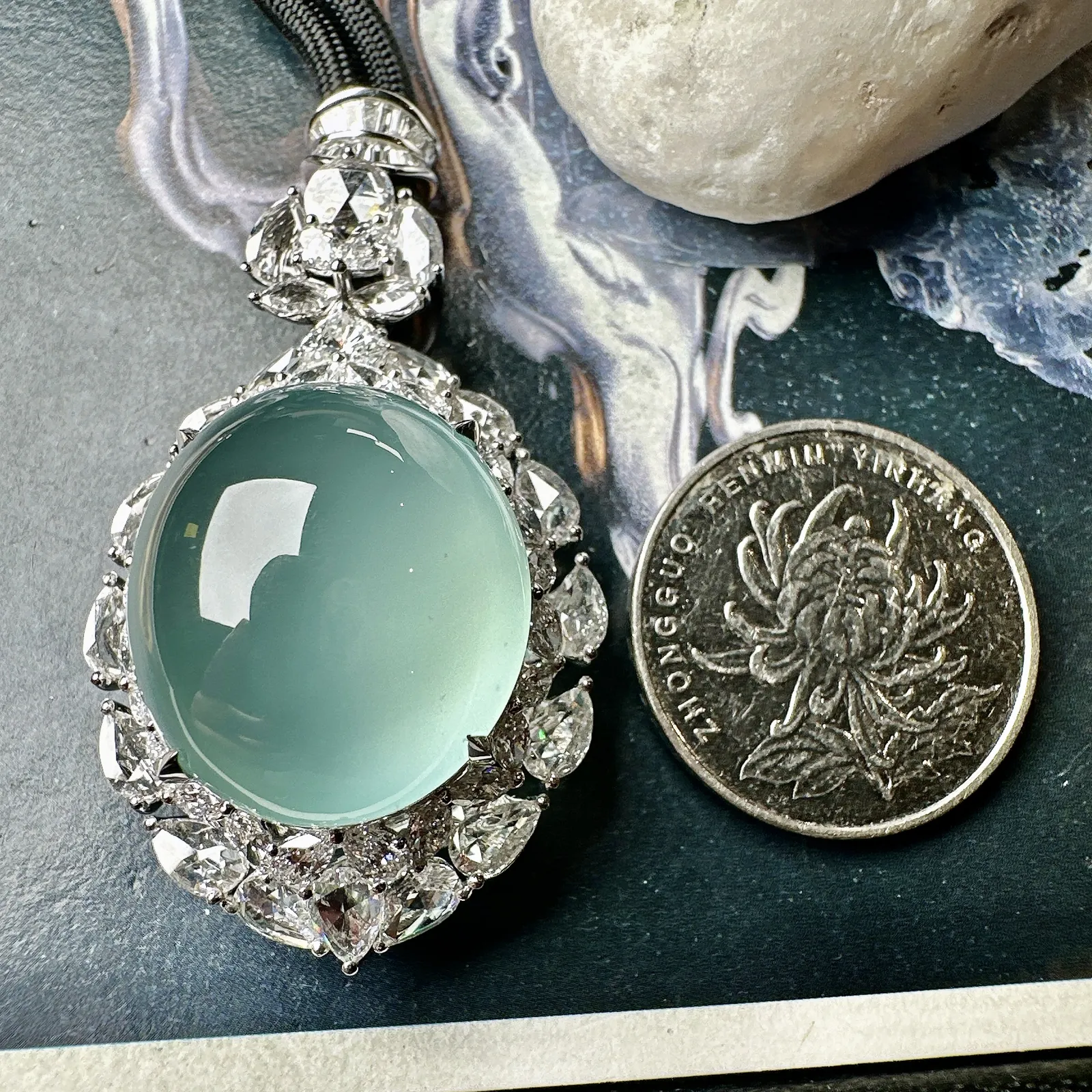 【玻璃种天空蓝大蛋面】鸽子蛋，珍藏品，晶莹剔透，起强荧光，冰润动人。18k金钻镶嵌，裸石尺寸22.3*19.6*11.5毫米