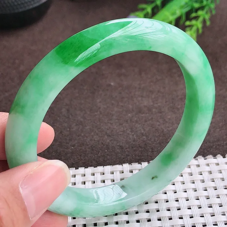 自然光，60.8大圈口，老坑精美冰润飘阳绿手镯，翡翠玉镯，玉质细腻，冰莹起胶，色泽鲜美，清秀灵气，优雅气质，尺寸60.8/11.6/8.7