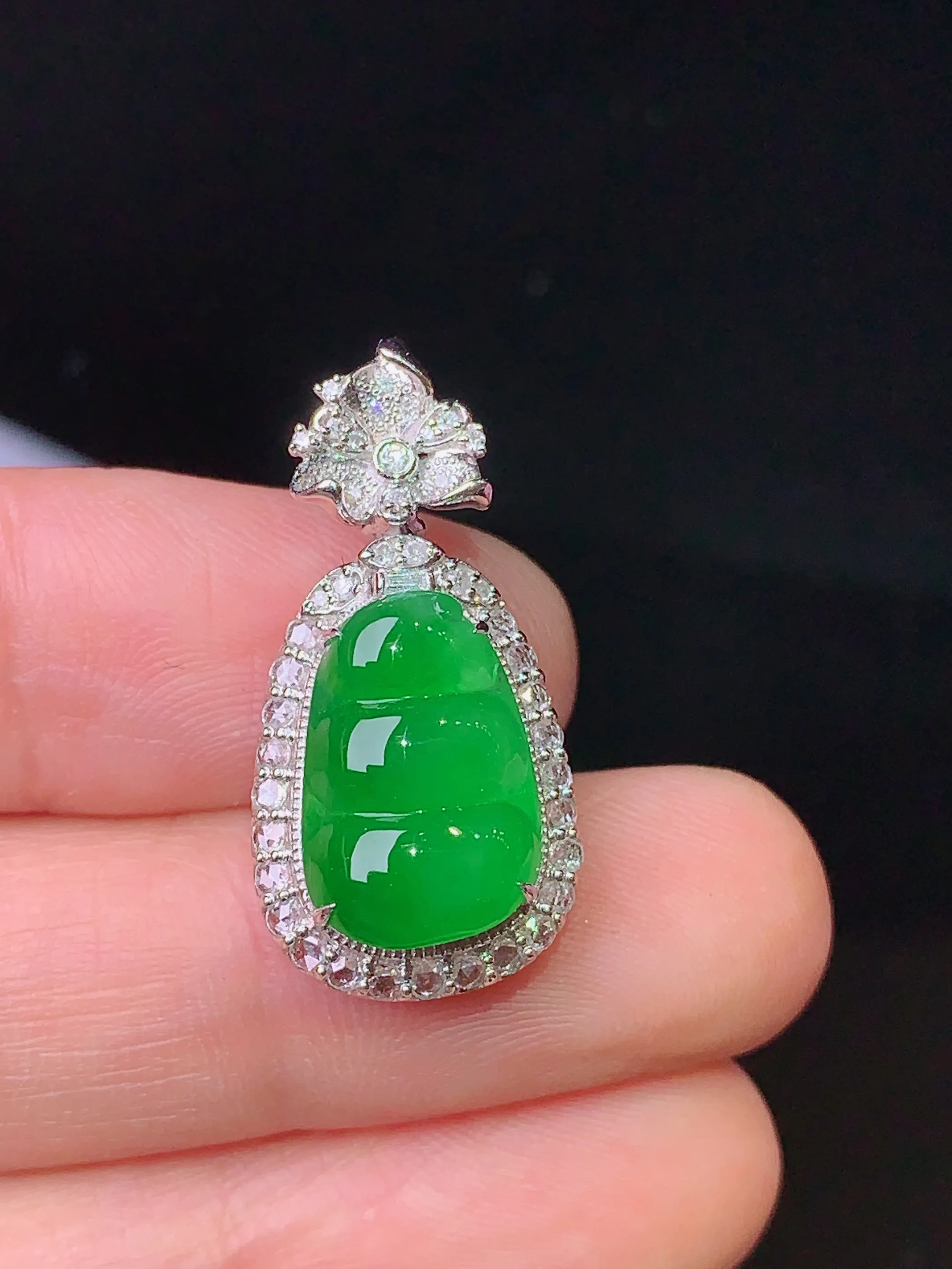 18k金钻镶嵌翠绿四季豆吊坠 玉质细腻 色泽清新艳丽 整体尺寸26*13*8.5