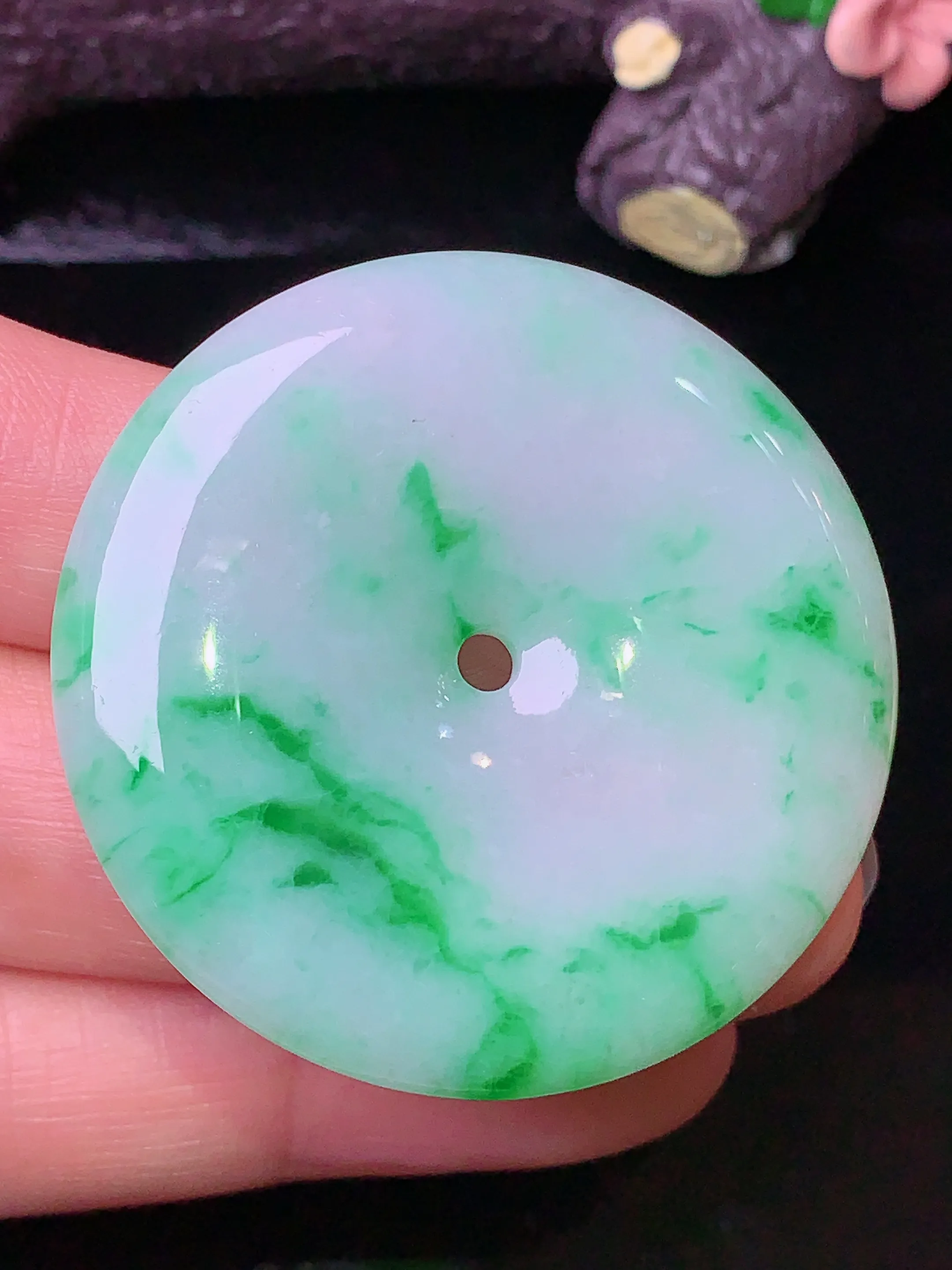 飘绿平安扣吊坠 玉质细腻 色泽清新艳丽 整体尺寸40*6