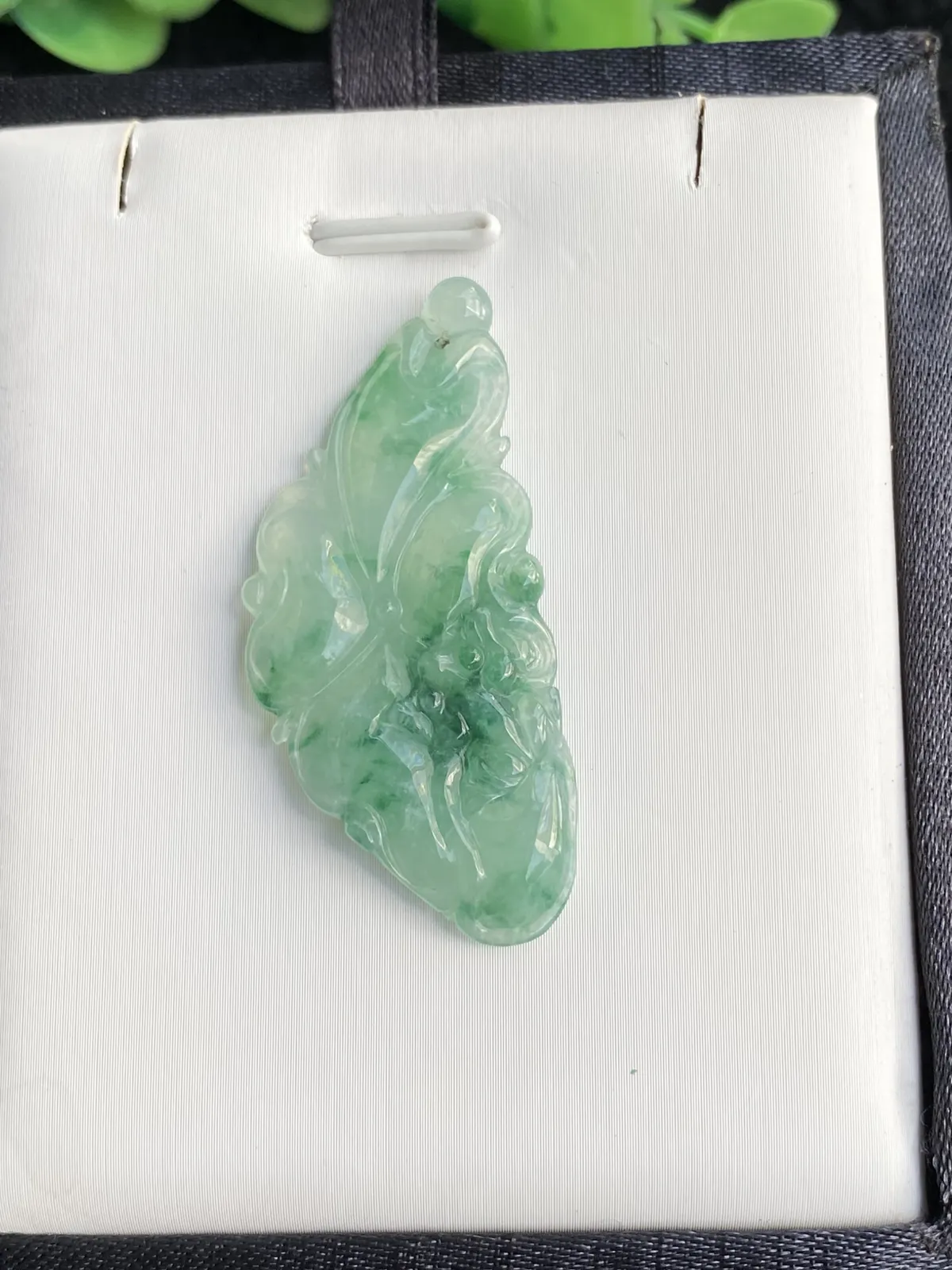 推荐【冰晴水飘绿荷叶】和和美美，呱呱来财！！无纹裂，水润冰透，种水好，细腻，飘绿，品相佳，44.7*20.5*4.1 毫米，超值～～