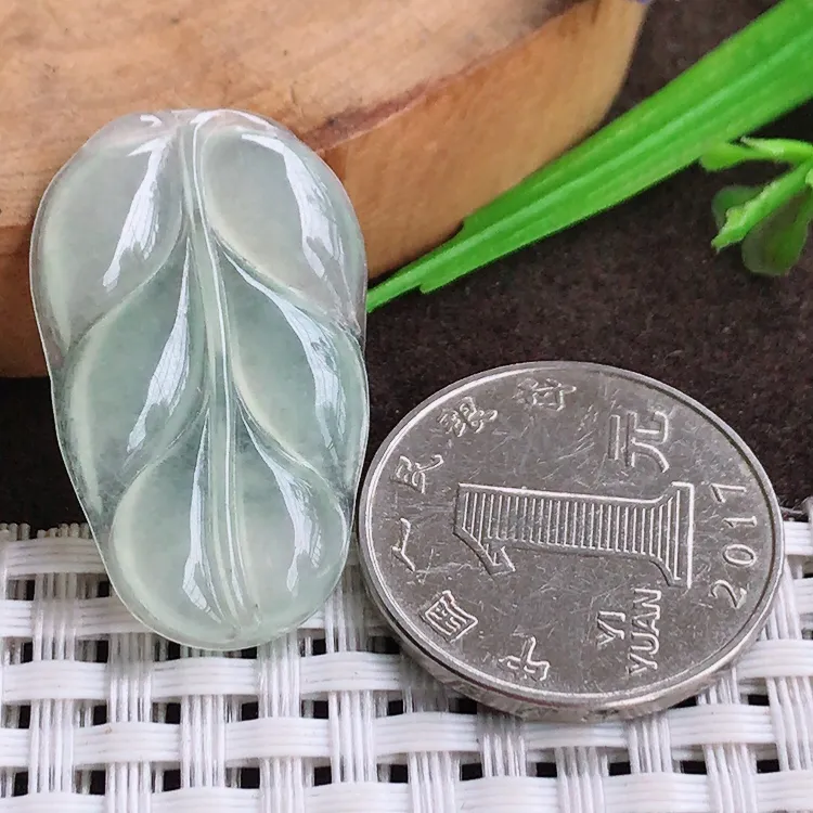 自然光，老坑冰种起胶冰晴底叶子吊坠，玉质细腻，冰莹起胶，色泽鲜美，清秀灵气，优雅气质，尺寸31.6/19.6/3.9