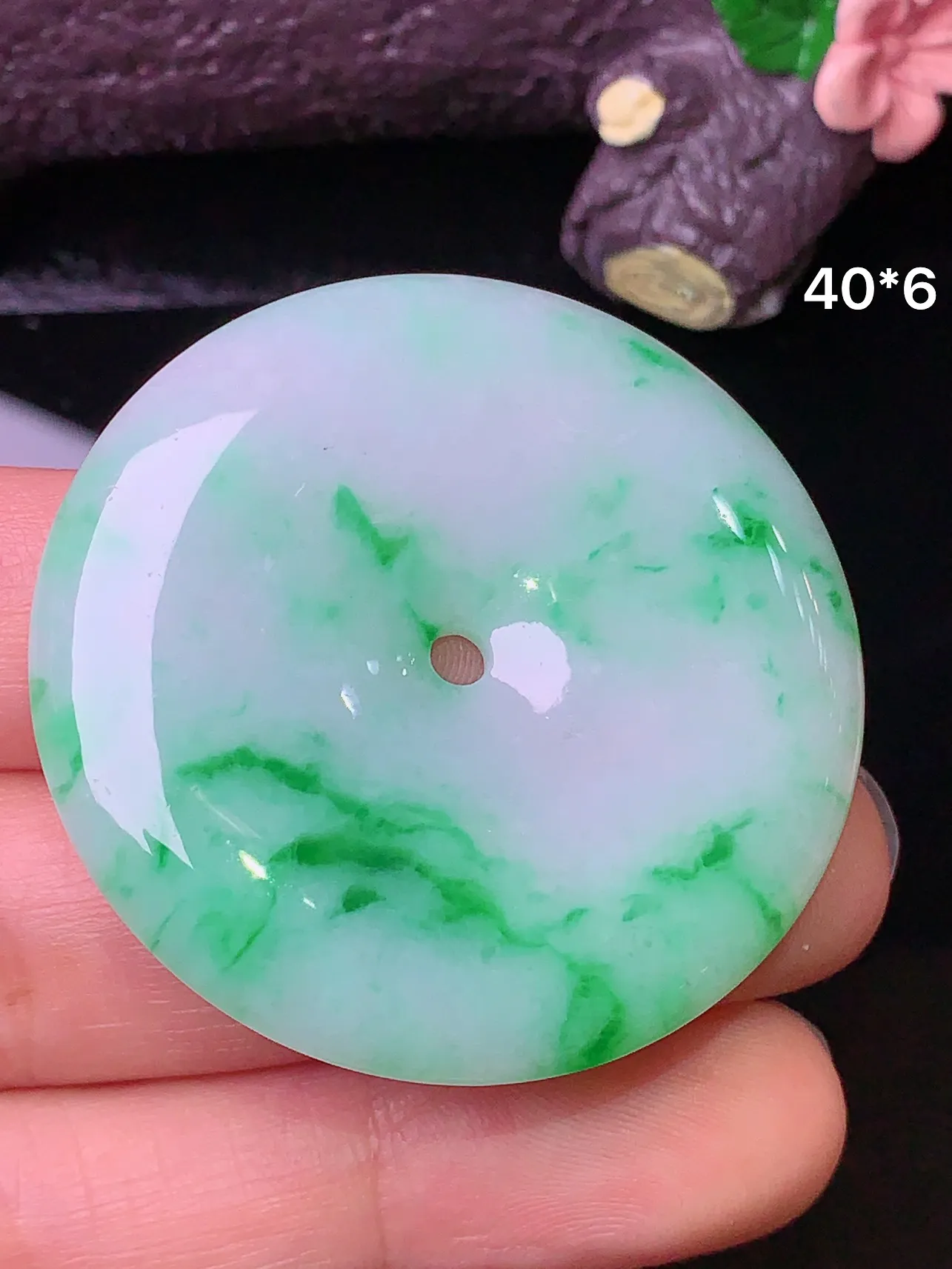 飘绿平安扣吊坠 玉质细腻 色泽清新艳丽 整体尺寸40*6