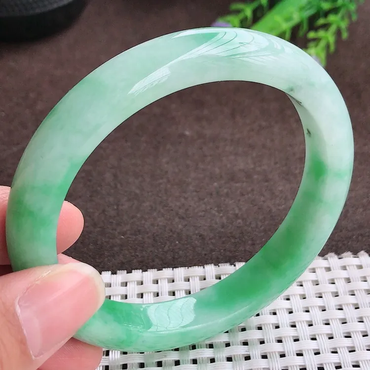 自然光，60.8大圈口，老坑精美冰润飘阳绿手镯，翡翠玉镯，玉质细腻，冰莹起胶，色泽鲜美，清秀灵气，优雅气质，尺寸60.8/11.6/8.7