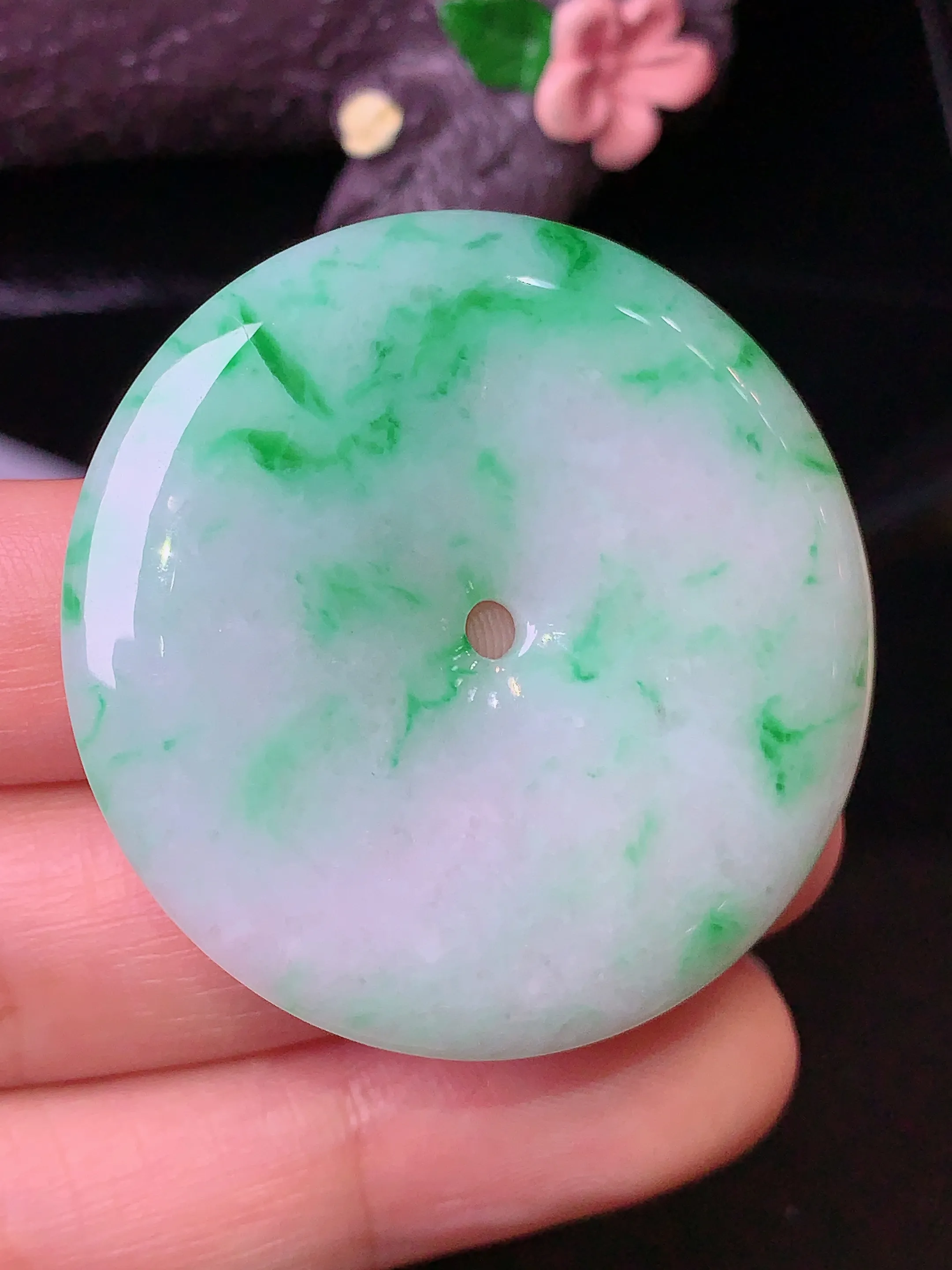 飘绿平安扣吊坠 玉质细腻 色泽清新艳丽 整体尺寸40*6