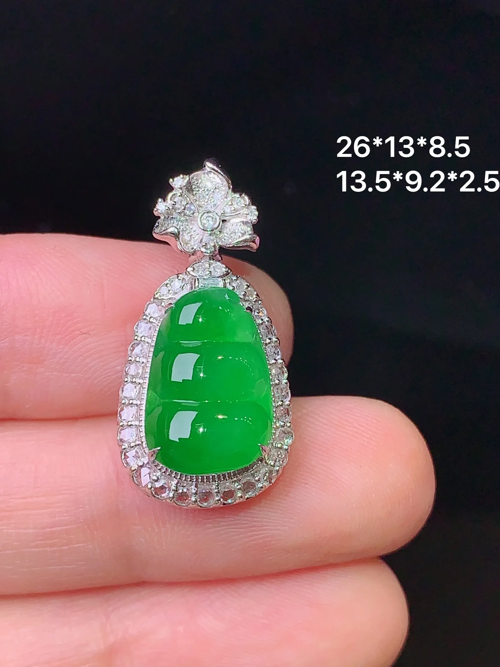 18k金钻镶嵌翠绿四季豆吊坠 玉质细腻 色泽清新艳丽 整体尺寸26*13*8.5