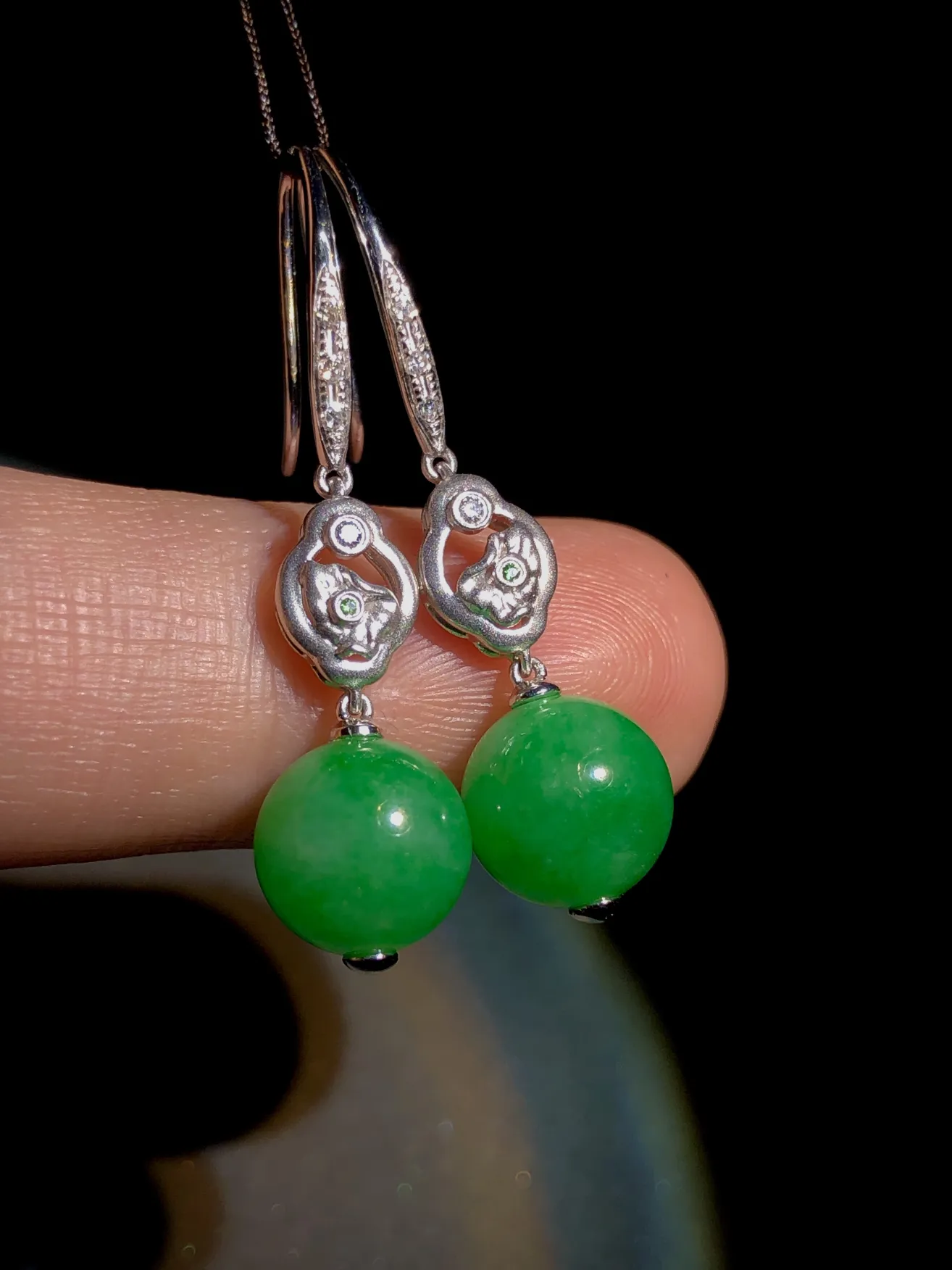 绿珠子耳坠，直径8.8mm，
18K金，南非钻，