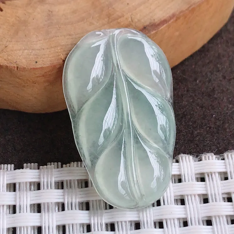 自然光，老坑冰种起胶冰晴底叶子吊坠，玉质细腻，冰莹起胶，色泽鲜美，清秀灵气，优雅气质，尺寸31.6/19.6/3.9