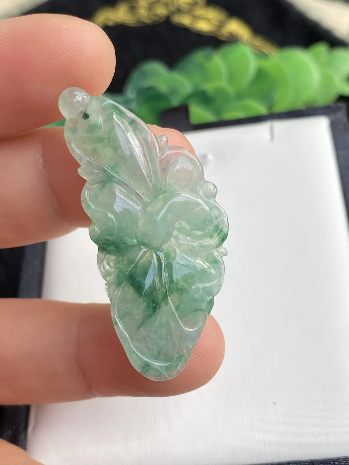 推荐【冰晴水飘绿荷叶】和和美美，呱呱来财！！无纹裂，水润冰透，种水好，细腻，飘绿，品相佳，44.7*20.5*4.1 毫米，超值～～