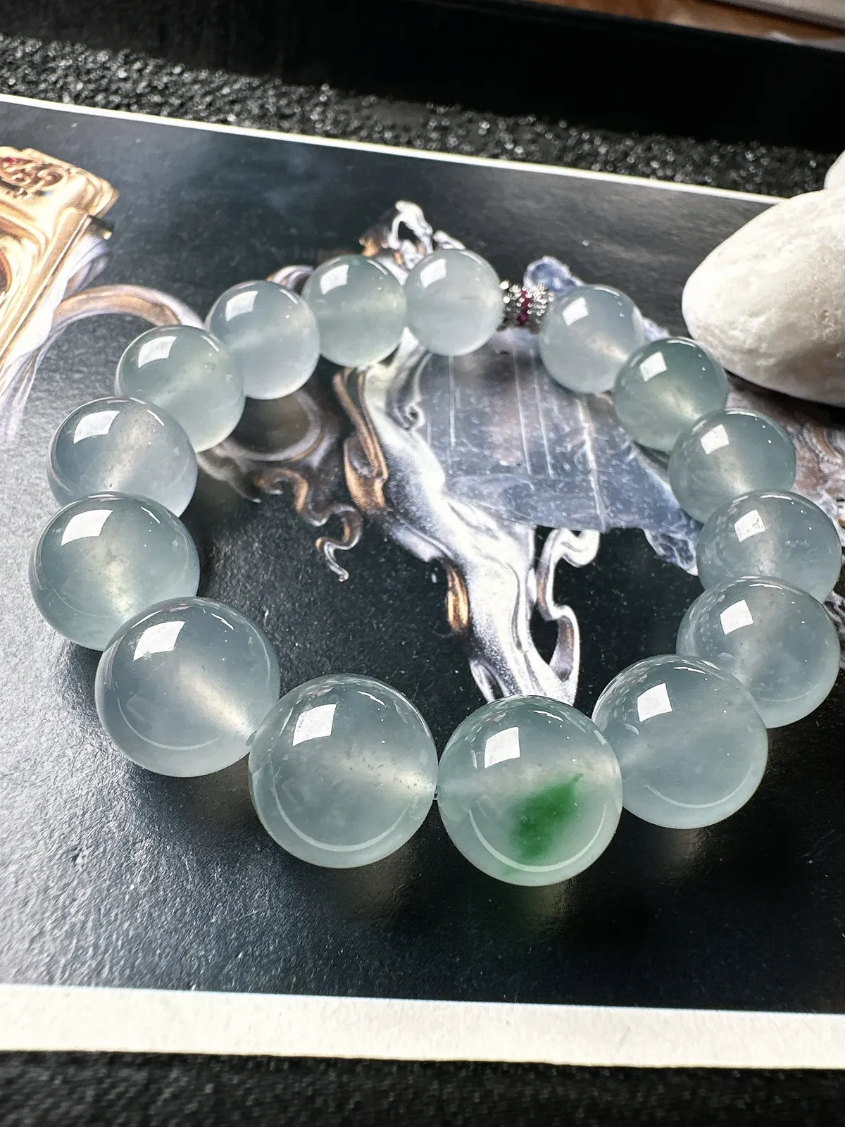 【冰飘绿手串】通透闪亮，光泽很好，冰冰透透，起光的料子，13毫米直径。