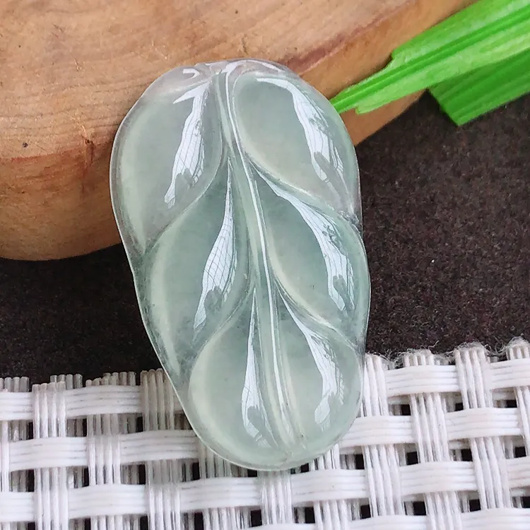 自然光，老坑冰种起胶冰晴底叶子吊坠，玉质细腻，冰莹起胶，色泽鲜美，清秀灵气，优雅气质，尺寸31.6/19.6/3.9