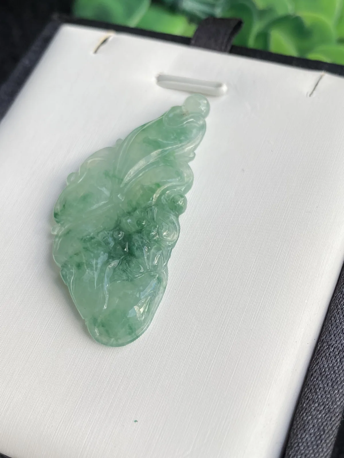 推荐【冰晴水飘绿荷叶】和和美美，呱呱来财！！无纹裂，水润冰透，种水好，细腻，飘绿，品相佳，44.7*20.5*4.1 毫米，超值～～