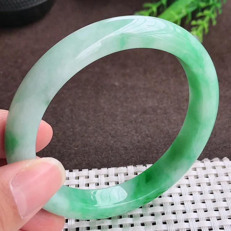 自然光，60.8大圈口，老坑精美冰润飘阳绿手镯，翡翠玉镯，玉质细腻，冰莹起胶，色泽鲜美，清秀灵气，优雅气质，尺寸60.8/11.6/8.7