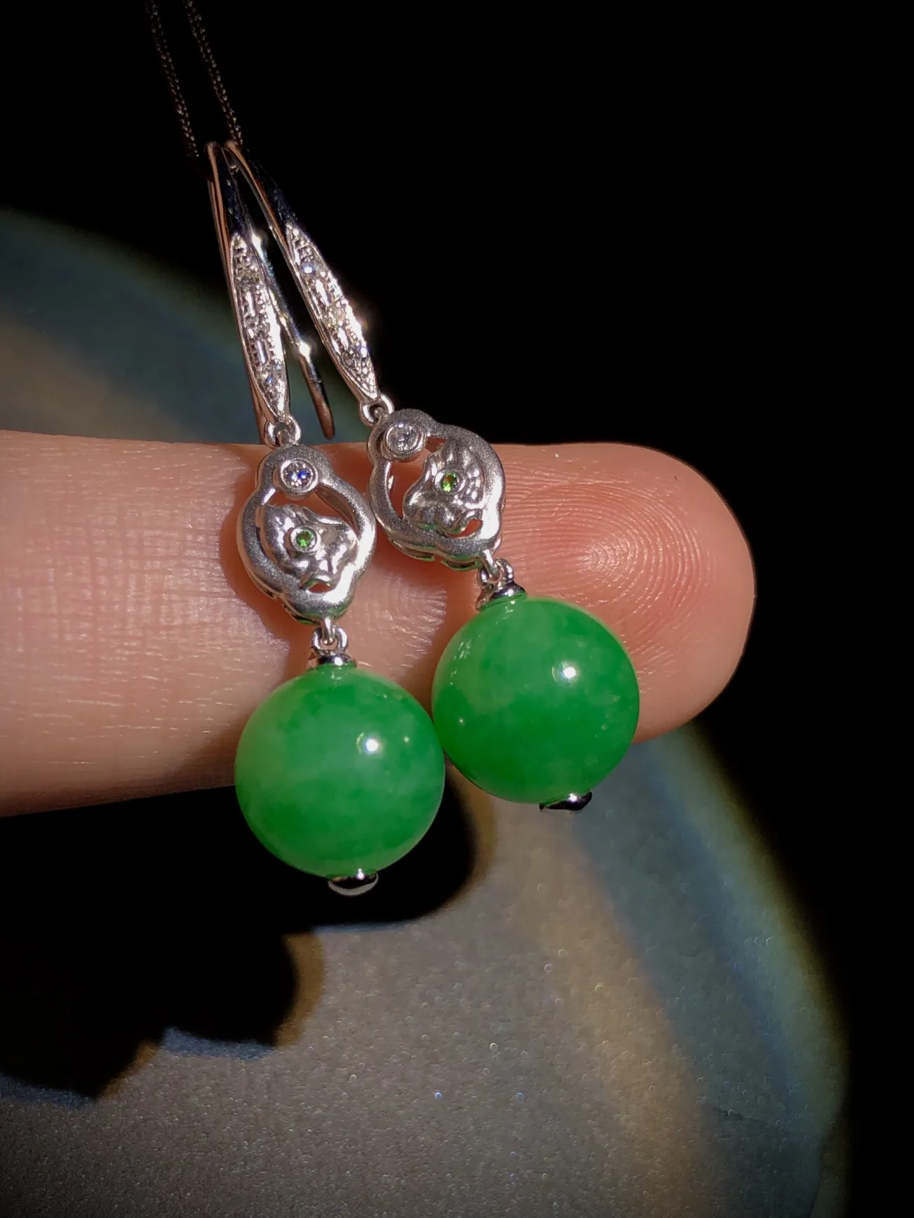 绿珠子耳坠，直径8.8mm，
18K金，南非钻，