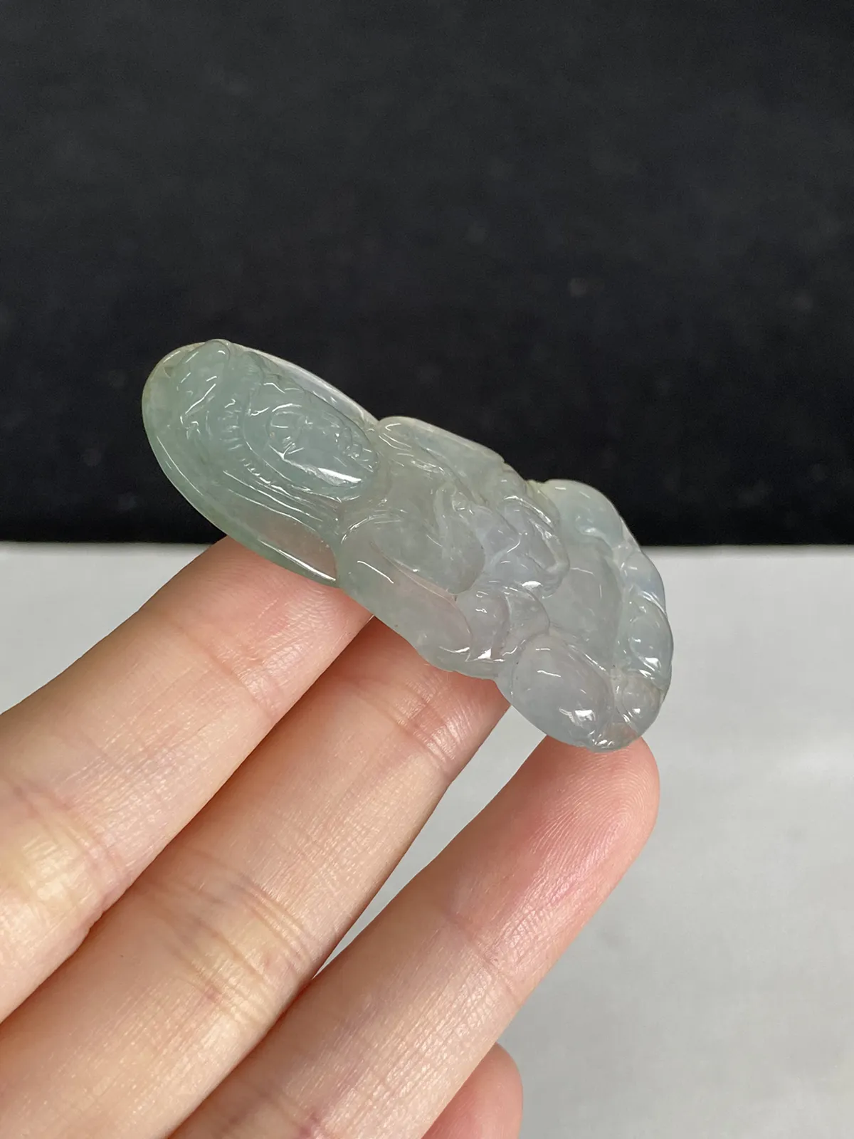 翡翠冰糯种淡绿色吊坠