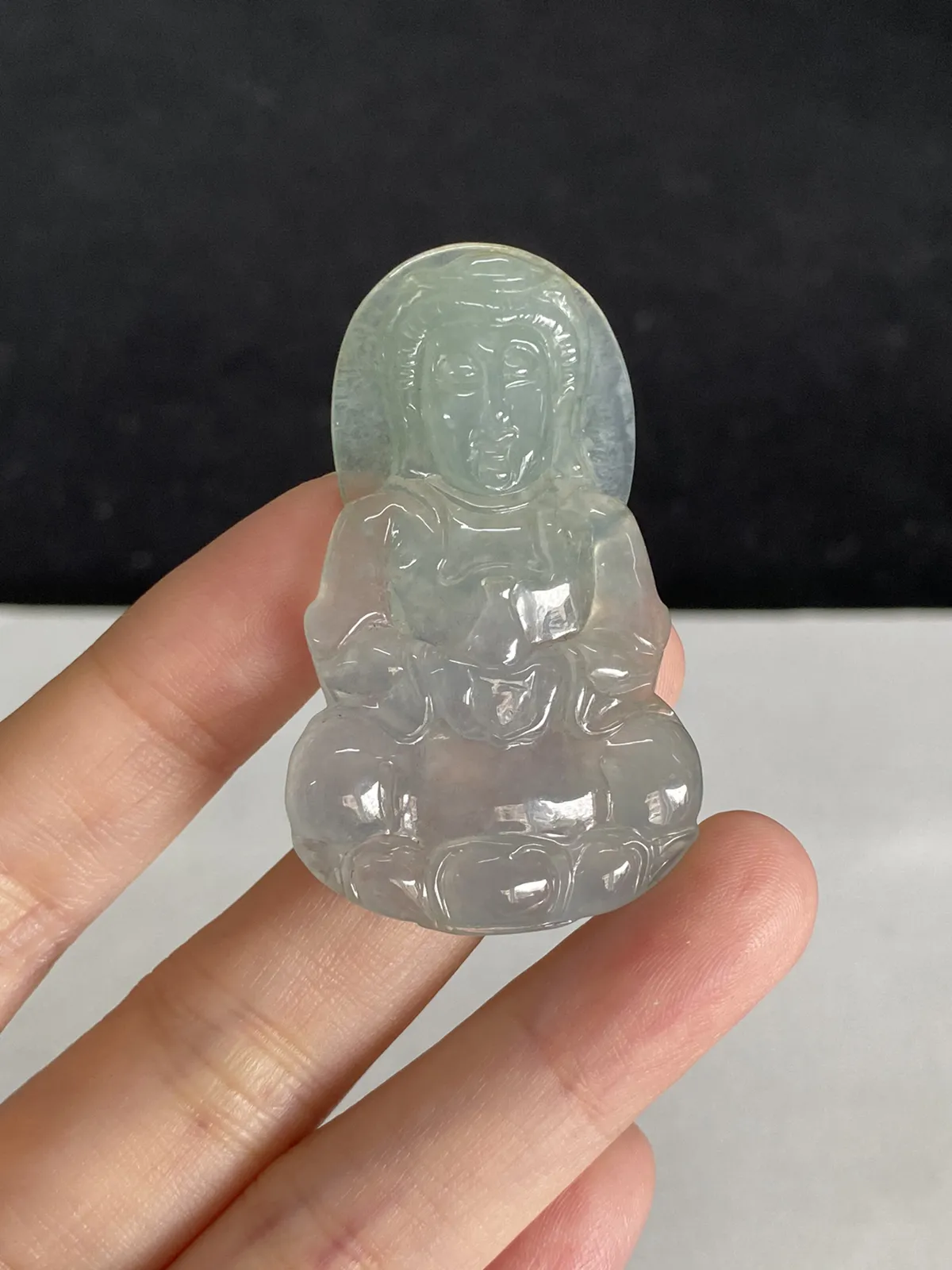 翡翠冰糯种淡绿色吊坠
