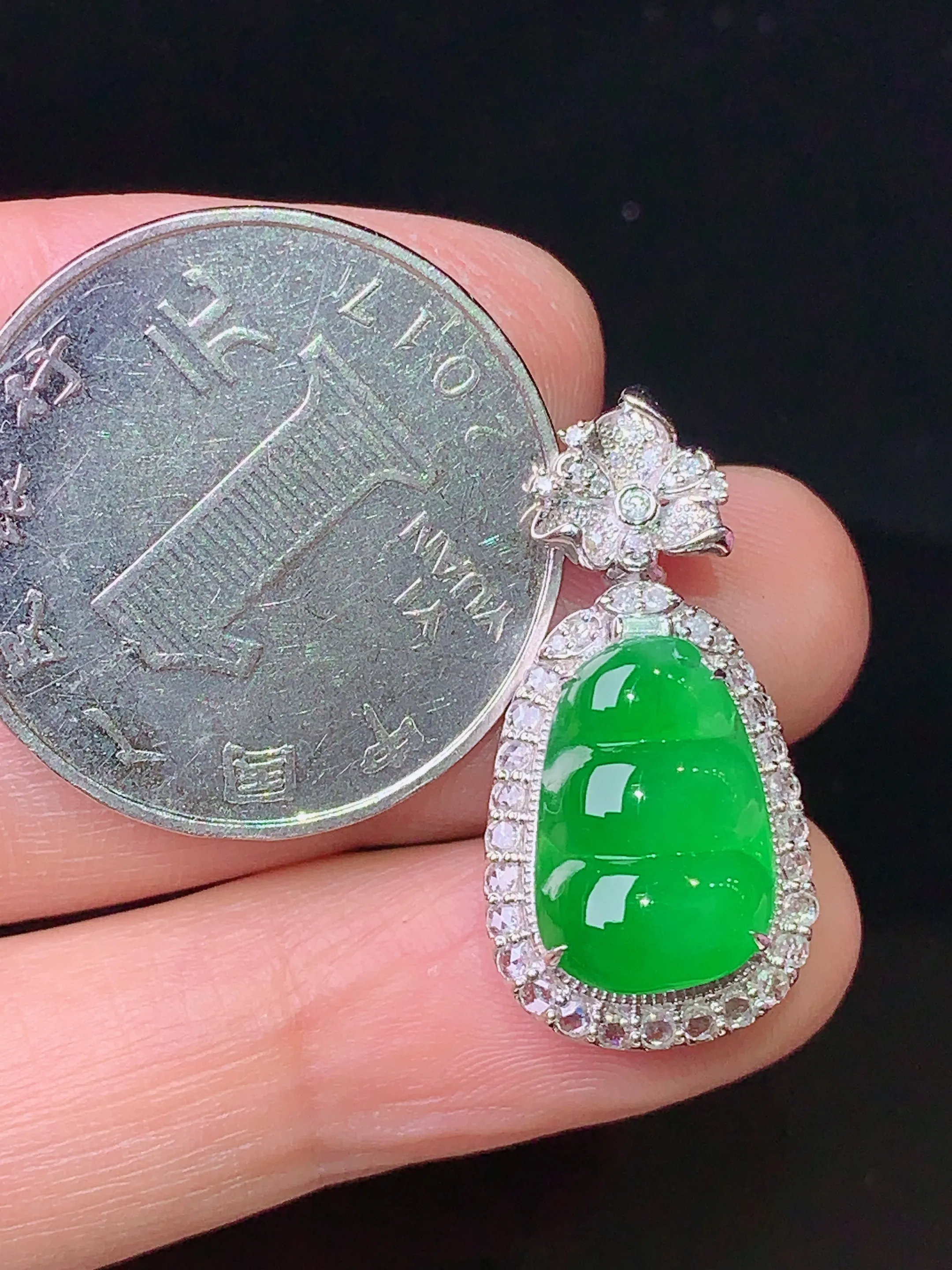 18k金钻镶嵌翠绿四季豆吊坠 玉质细腻 色泽清新艳丽 整体尺寸26*13*8.5