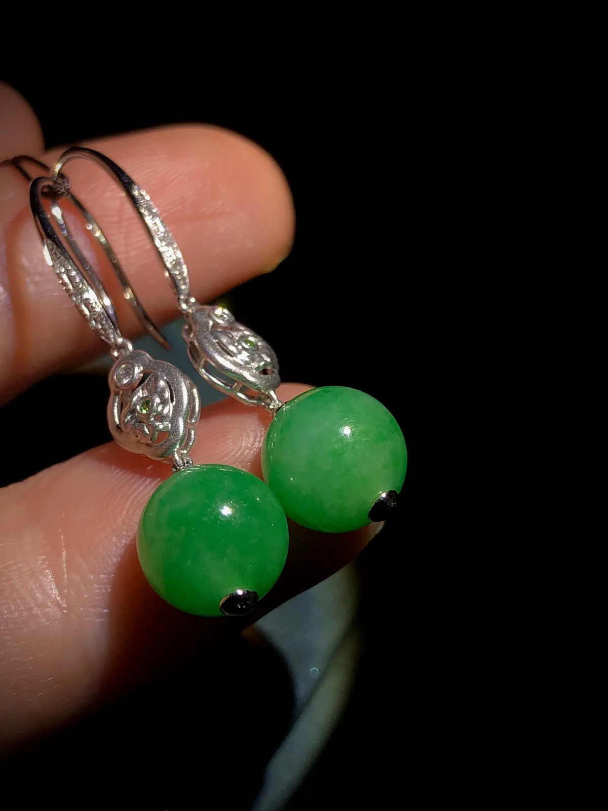 绿珠子耳坠，直径8.8mm，
18K金，南非钻，