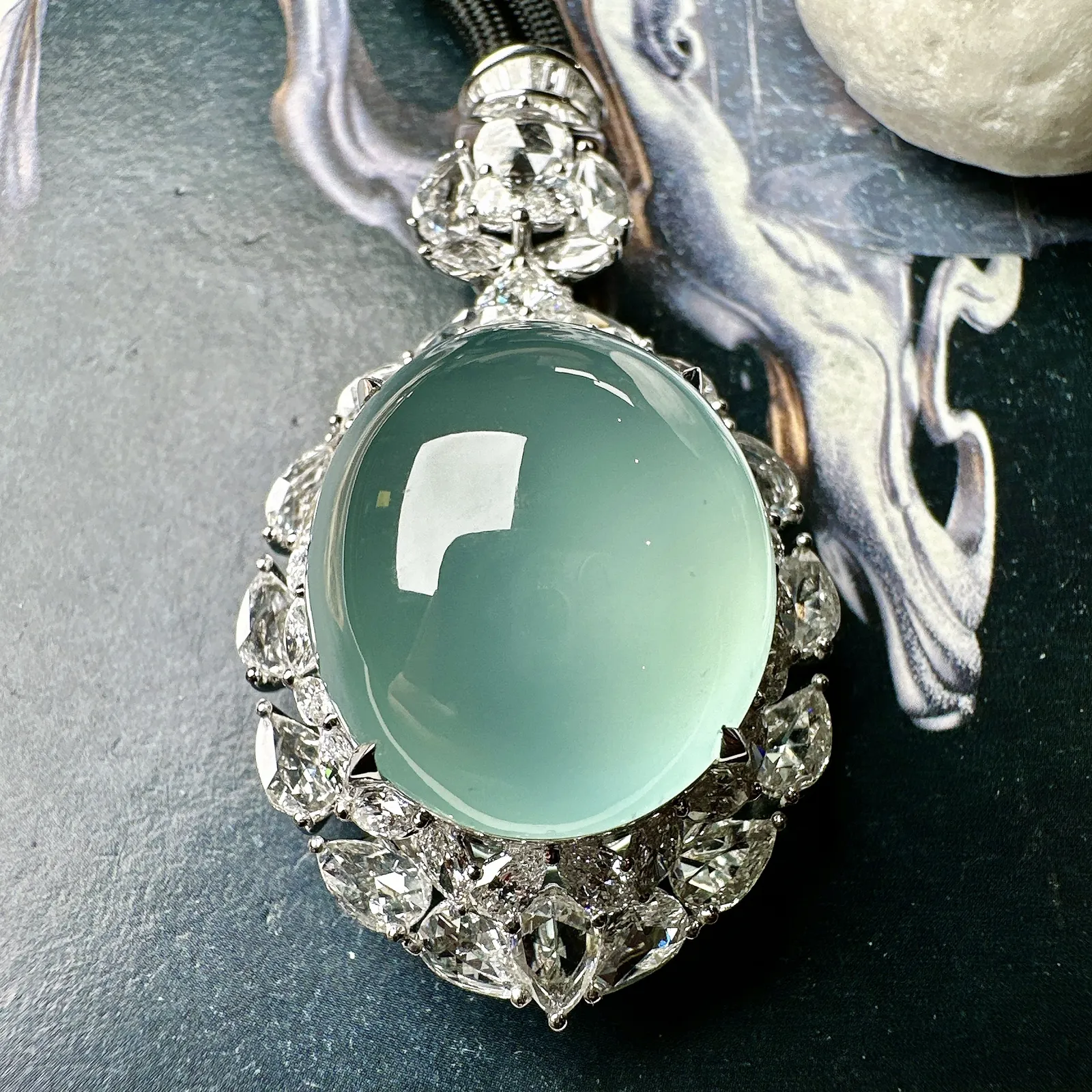 【玻璃种天空蓝大蛋面】鸽子蛋，珍藏品，晶莹剔透，起强荧光，冰润动人。18k金钻镶嵌，裸石尺寸22.3
