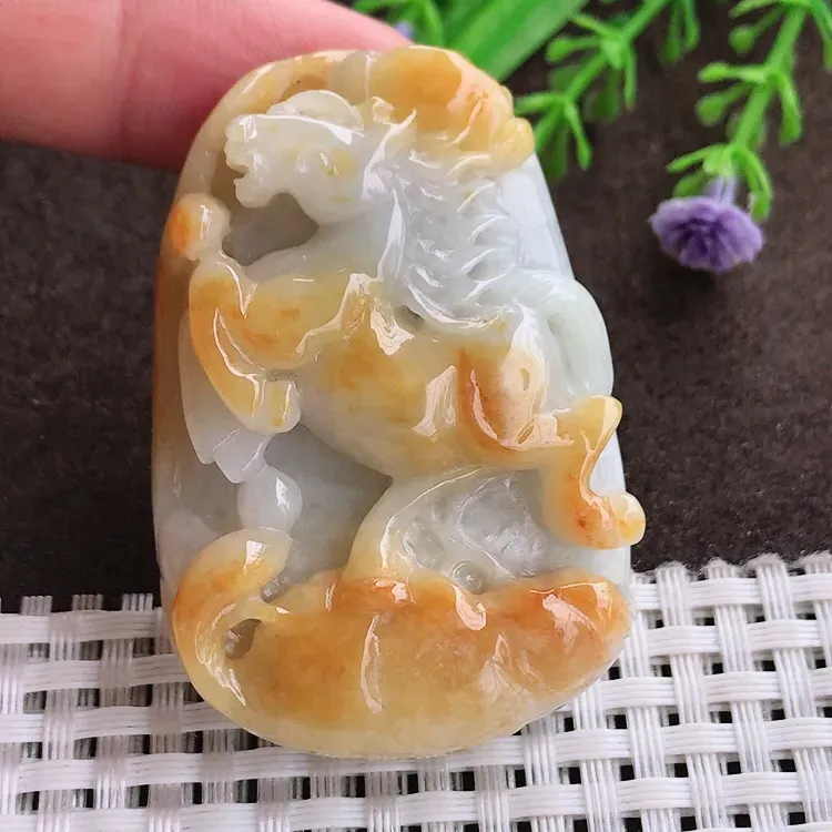 自然光，老坑精美温润飘黄翡生肖马小马吊坠，玉质细腻，冰莹起胶，色泽鲜美，清秀灵气，优雅气质，尺寸54.2/36.8/10.8