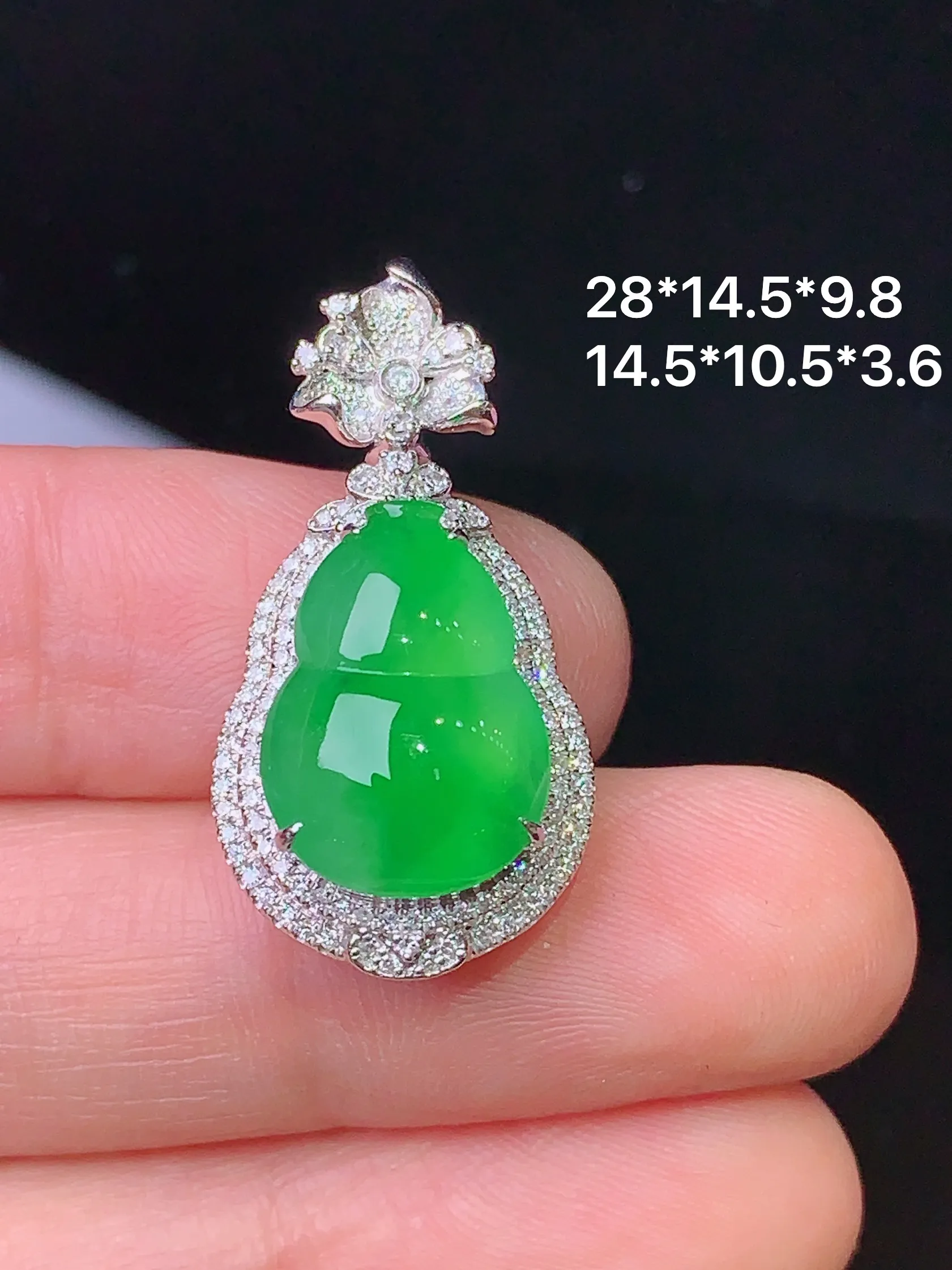 18k金钻镶嵌翠绿葫芦吊坠 玉质细腻 色泽清新艳丽 整体尺寸28*14.5*9.8