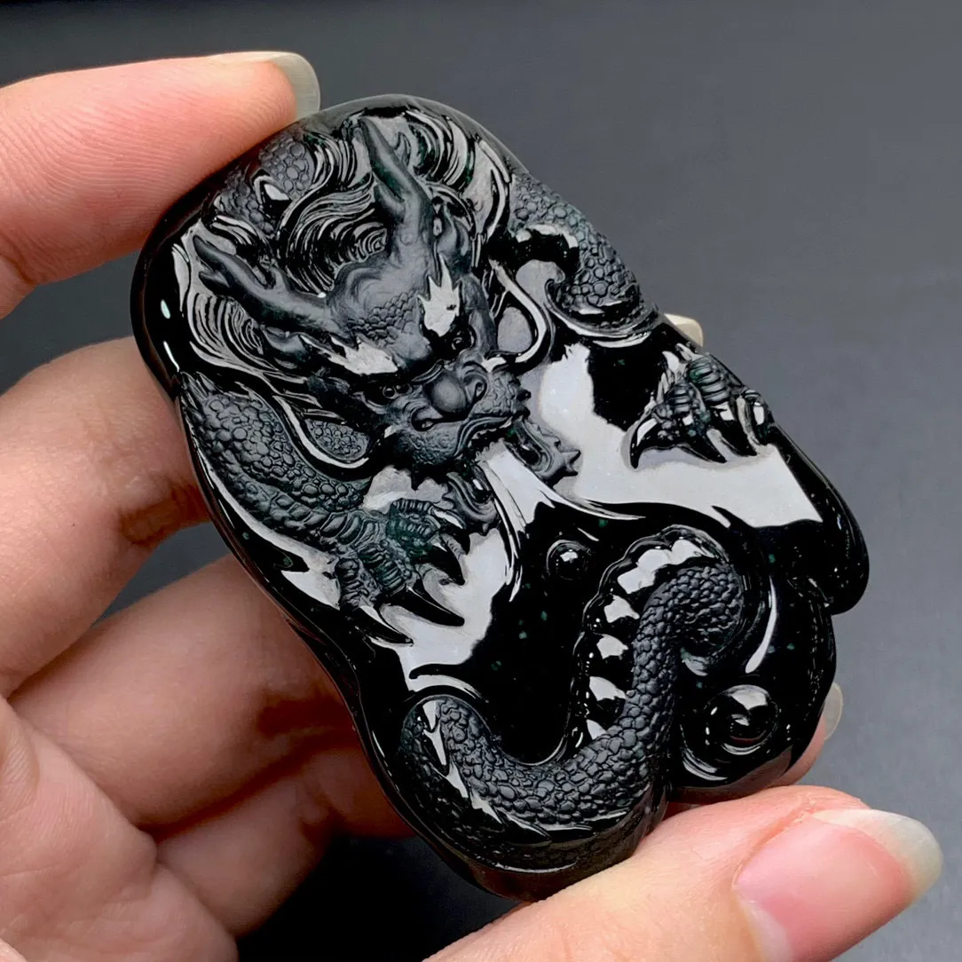天然墨翠随形龙牌挂件，黑度极黑 油性十足 种老起胶 肉质细 打灯色正阳绿 冰透 木那雪花棉料，可打孔绑绳佩戴或镶嵌，手工雕刻 雕工精细 霸气十足