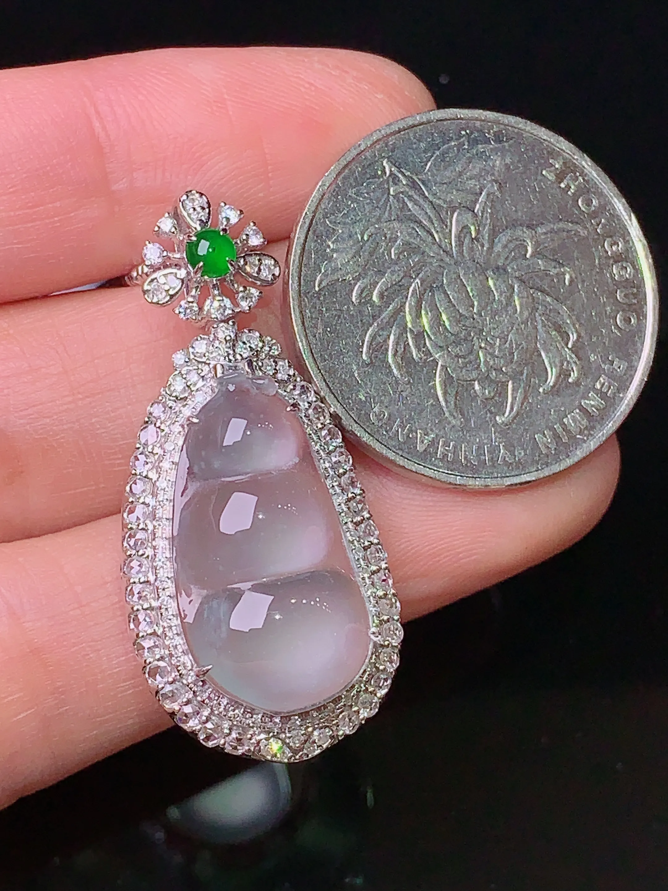 18k金钻镶嵌冰种四季豆吊坠 玉质细腻 色泽清新艳丽 整体尺寸35.7*16.6*10