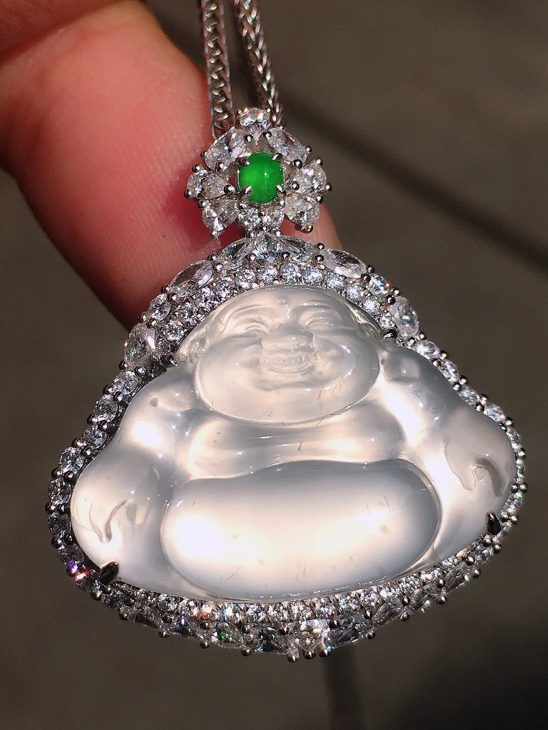 冰种佛公吊坠，玉质细腻，荧光感超
强，饱满水润，气质满满。18k
金豪华镶嵌