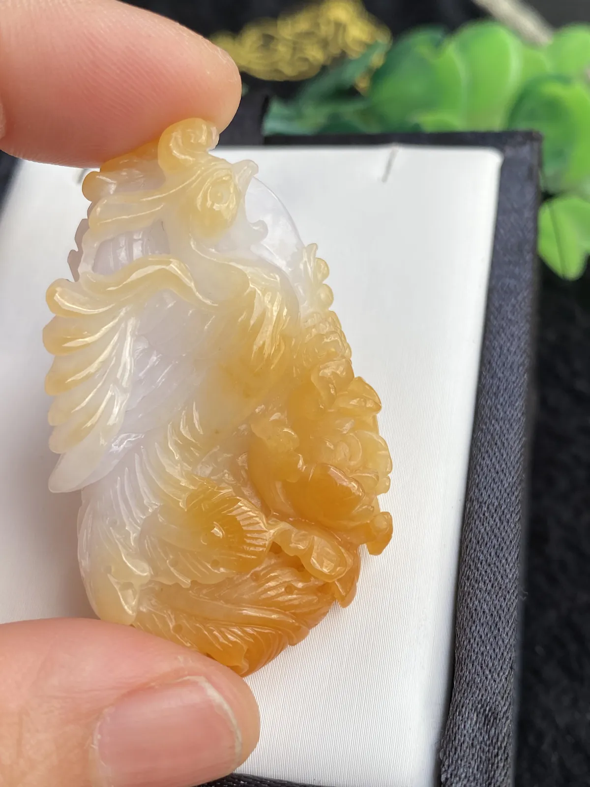 推荐【黄翡凤凰‍】百鸟朝凤，凤凰于飞，鸡油黄带淡淡的紫，水润，种老，品相佳，望女成凤，给孩子的成人礼是很不错的选择与期望，超值～～