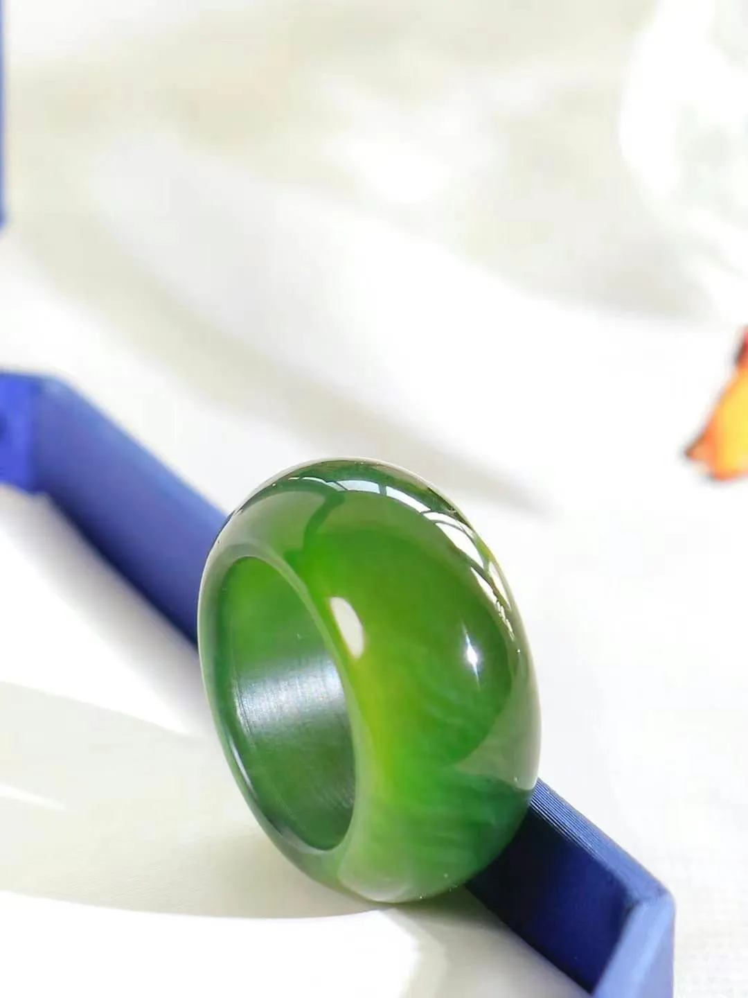 【玉见倾心.戒指】

精品和田玉碧玉猫眼戒指 玉质细腻温润，油性十足。几经花落去，无可奈流年。如果我是一株小菊花，那一定会开在你必经的路旁，努力绽放最美的花蕾，只为等待你惊鸿一瞥的温柔。重10克 尺寸17.6-12.3-5mm O78301144A