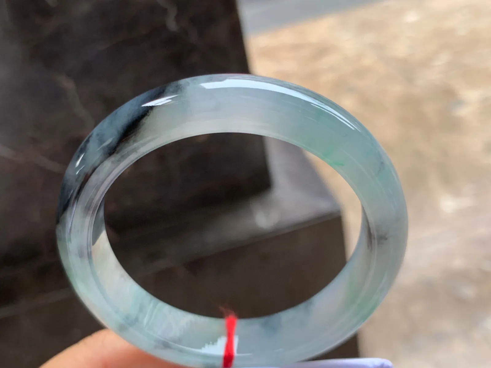 58-13-8.5mm
冰种乌鸡飘花手镯 水润冰透 特色镯气质