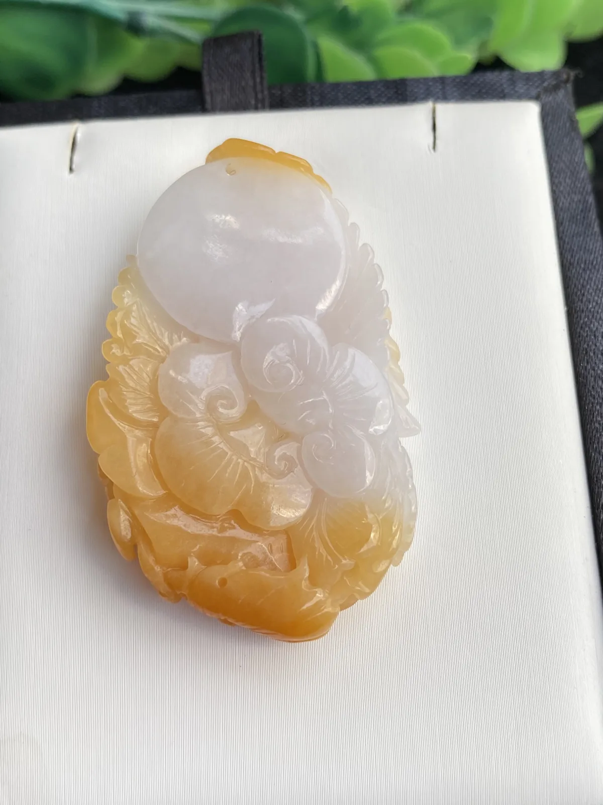 推荐【黄翡凤凰‍】百鸟朝凤，凤凰于飞，鸡油黄带淡淡的紫，水润，种老，品相佳，望女成凤，给孩子的成人礼是很不错的选择与期望，超值～～