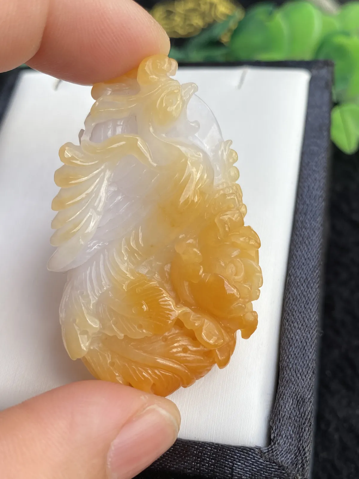 推荐【黄翡凤凰‍】百鸟朝凤，凤凰于飞，鸡油黄带淡淡的紫，水润，种老，品相佳，望女成凤，给孩子的成人礼是很不错的选择与期望，超值～～