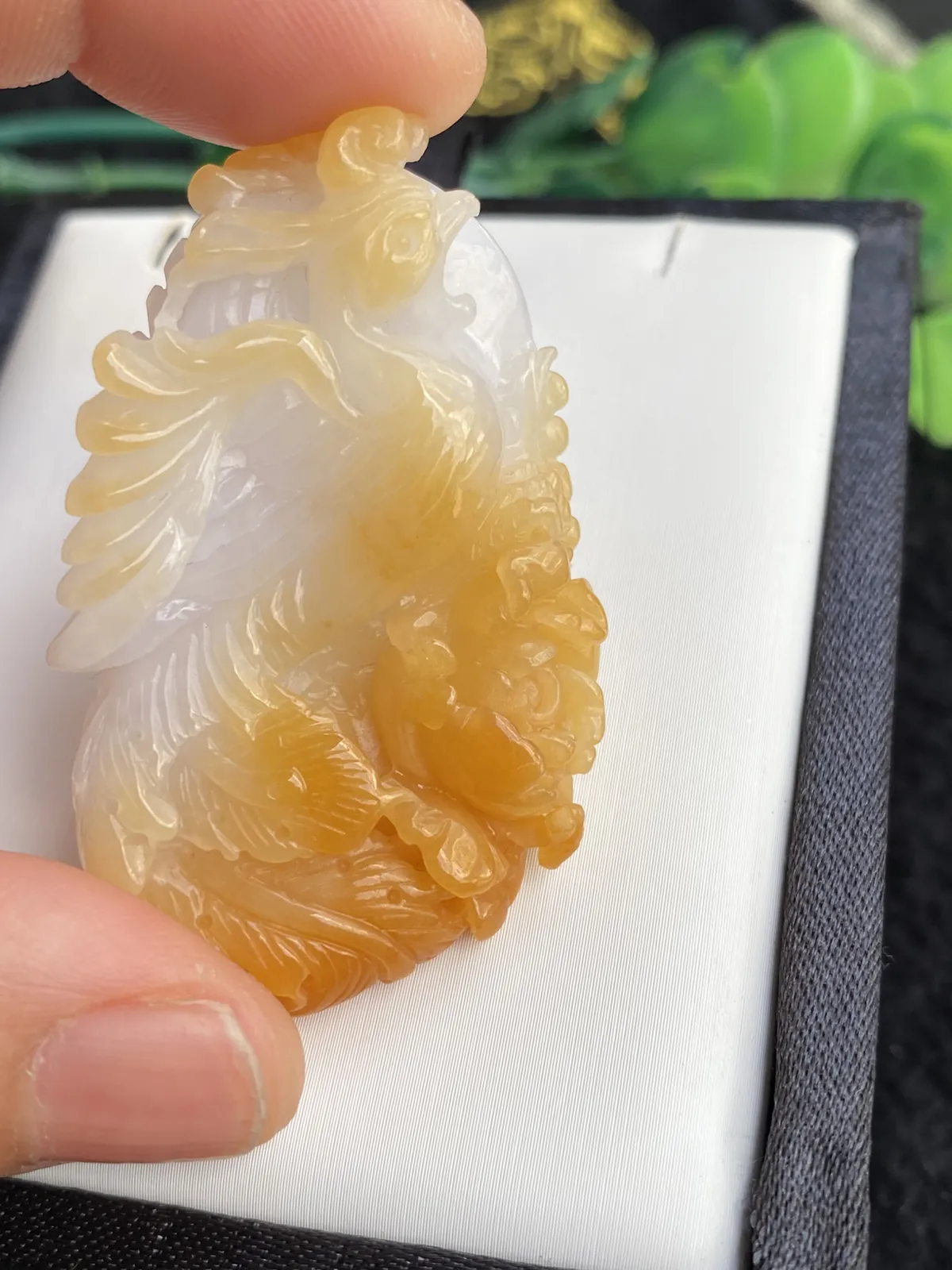 推荐【黄翡凤凰‍】百鸟朝凤，凤凰于飞，鸡油黄带淡淡的紫，水润，种老，品相佳，望女成凤，给孩子的成人礼是很不错的选择与期望，超值～～