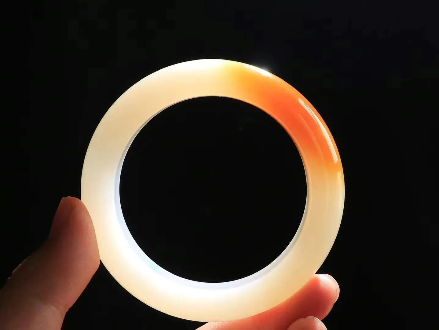 【暖玉生香·手镯】

收藏级臻品和田玉糖白玉手镯，质地油润细腻，色泽高贵典雅，镯型古朴典雅。在诗情画意的雨巷相遇，你是我腕间的一抹风情，有你眸有深情，清风荡漾湖间静水，我愿俯身低眉，在烟波涟漪处，寻你深情倩影。内径56mm尺寸15.3-10.7mm重85.5克fDy-18401614