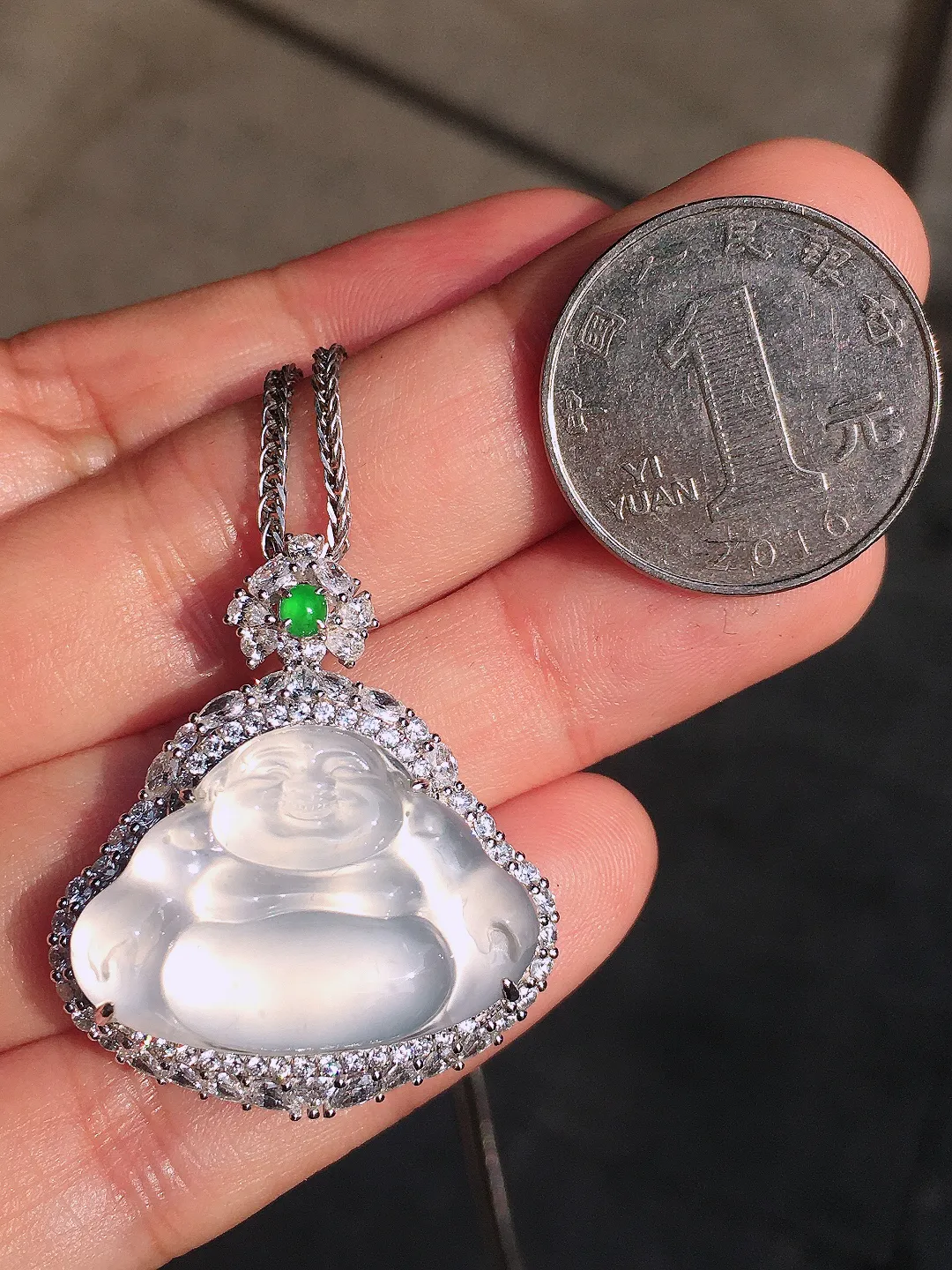 冰种佛公吊坠，玉质细腻，荧光感超
强，饱满水润，气质满满。18k
金豪华镶嵌