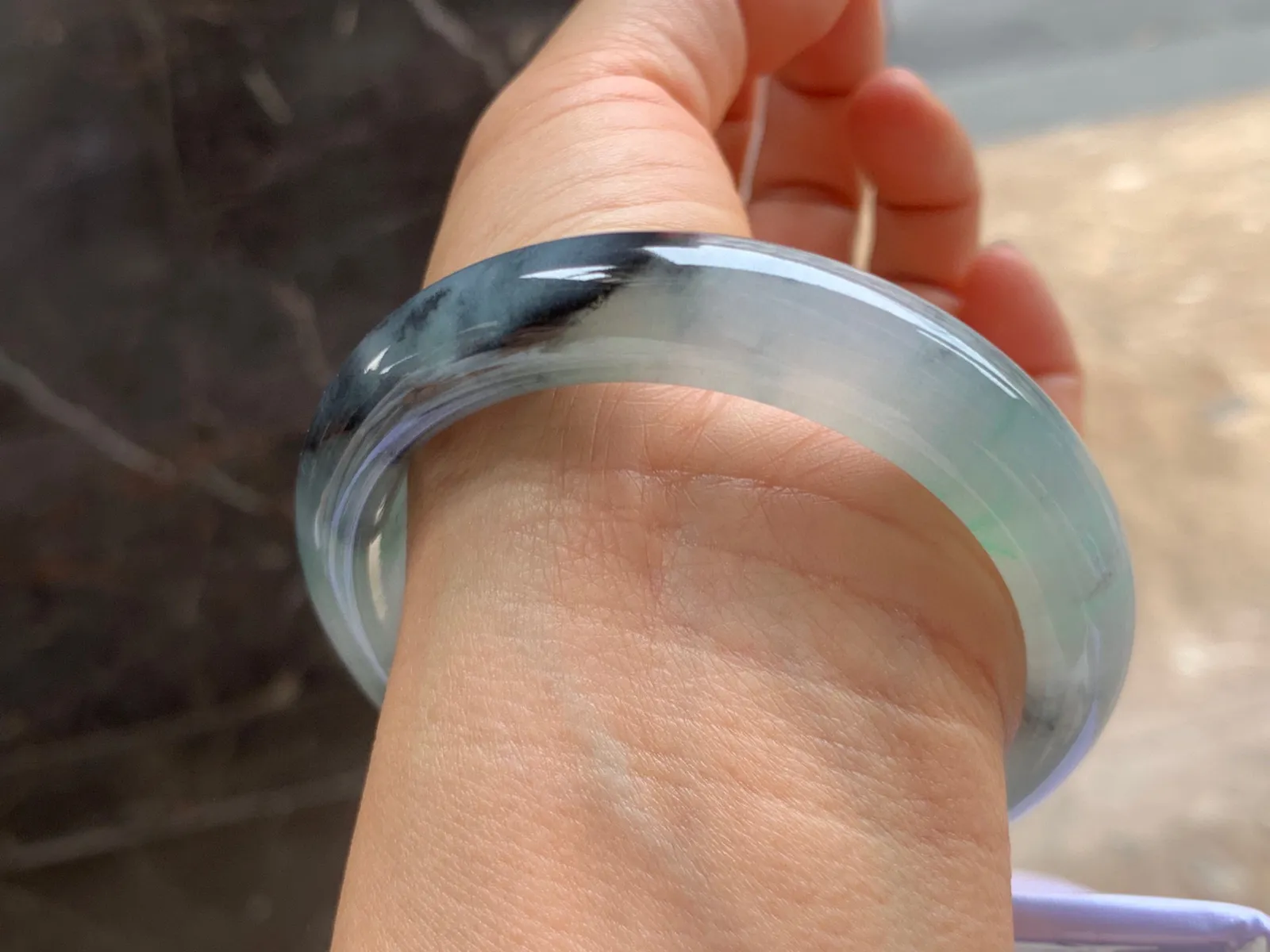 58-13-8.5mm
冰种乌鸡飘花手镯 水润冰透 特色镯气质