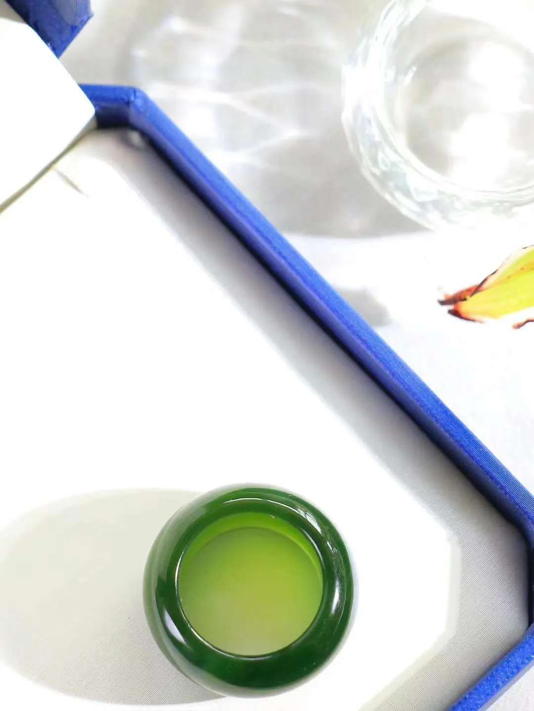 【玉见倾心.戒指】

精品和田玉碧玉猫眼戒指 玉质细腻温润，油性十足。几经花落去，无可奈流年。如果我是一株小菊花，那一定会开在你必经的路旁，努力绽放最美的花蕾，只为等待你惊鸿一瞥的温柔。重10克 尺寸17.6-12.3-5mm O78301144A