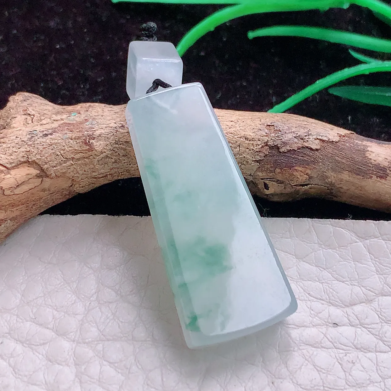 实拍f9缅甸翡翠A货冰胶飘花女款平安无事牌 素衣牌玉吊坠 玉挂件33*14*6mm