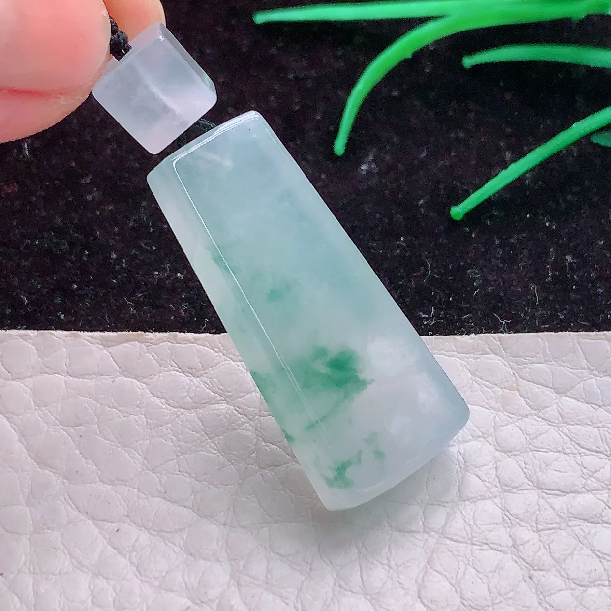 实拍f9缅甸翡翠A货冰胶飘花女款平安无事牌 素衣牌玉吊坠 玉挂件33*14*6mm