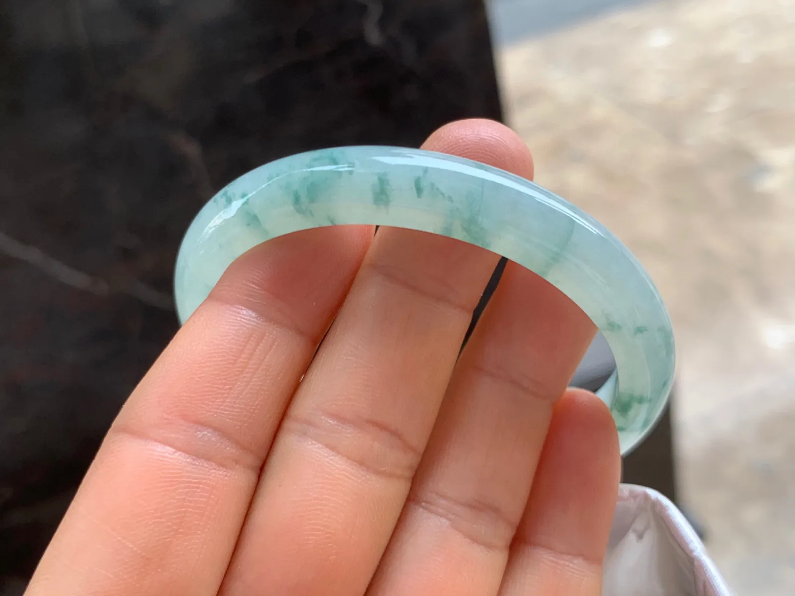 54-9.5-6.5mm
冰种飘花贵妃手镯 水润清爽 正圈52可戴