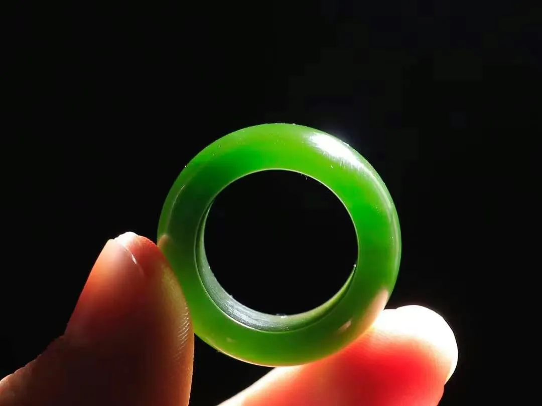 【玉见倾心.戒指】

精品和田玉碧玉猫眼戒指 玉质细腻温润，油性十足。几经花落去，无可奈流年。如果我是一株小菊花，那一定会开在你必经的路旁，努力绽放最美的花蕾，只为等待你惊鸿一瞥的温柔。重10克 尺寸17.6-12.3-5mm O78301144A