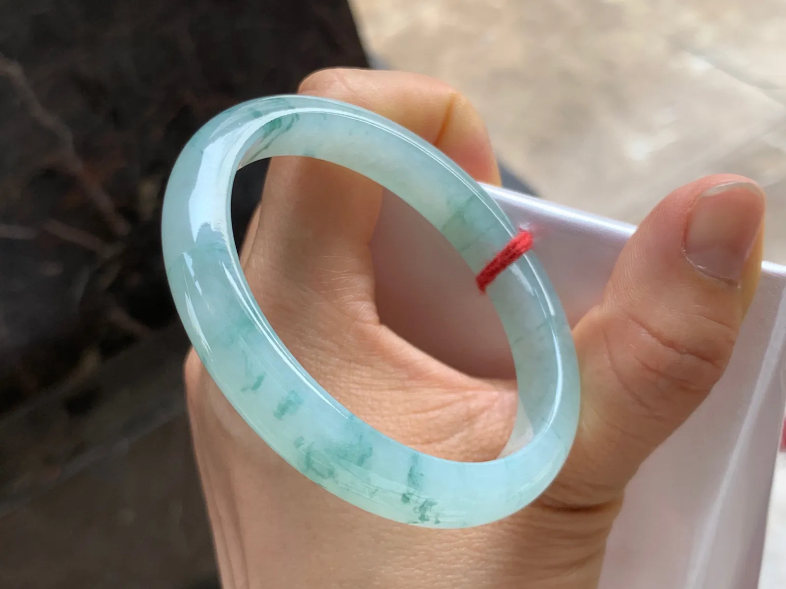 54-9.5-6.5mm
冰种飘花贵妃手镯 水润清爽 正圈52可戴